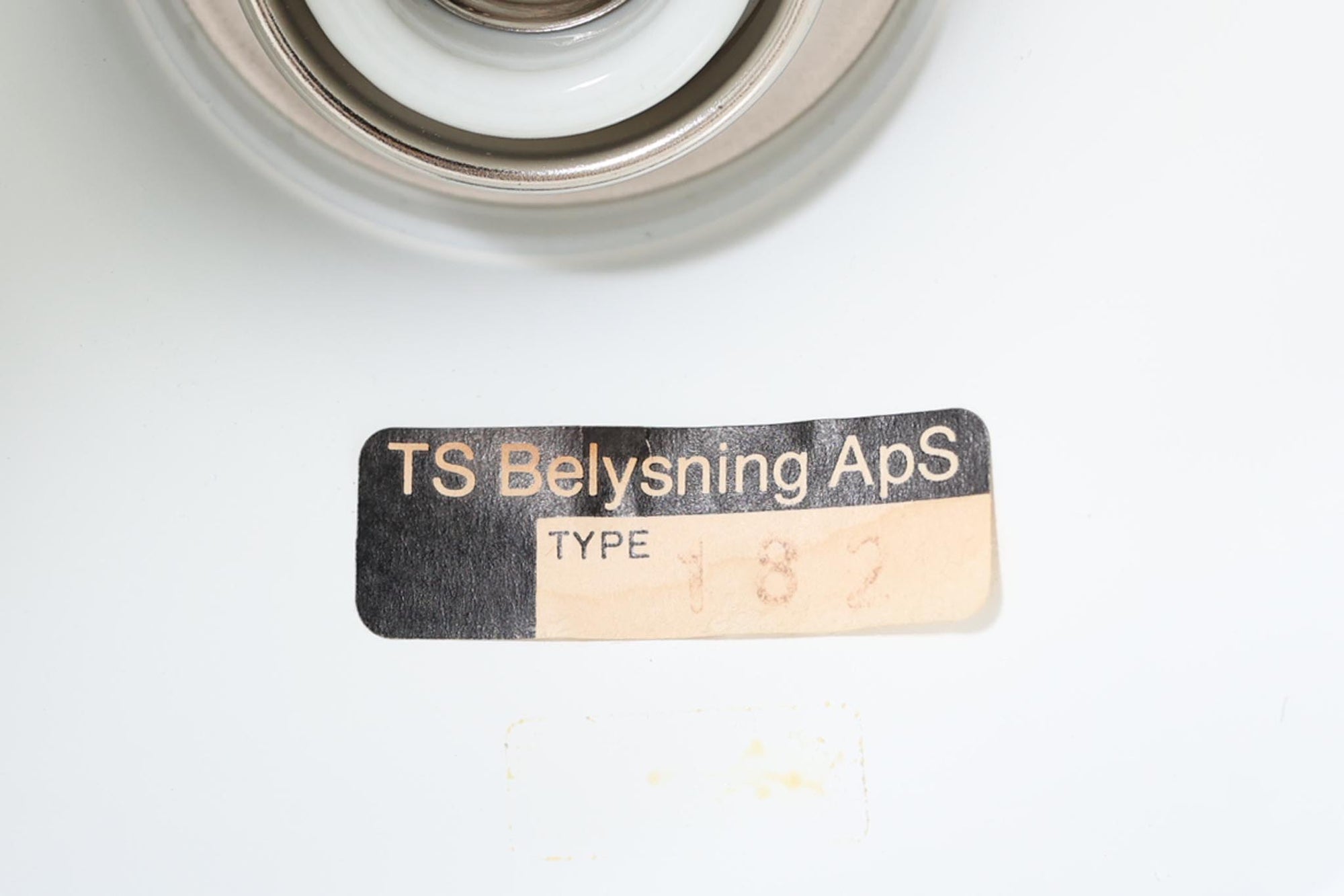 デンマークの照明ブランド「TS Belysning」によるゴールド仕上げのエレガントなフロアランプです。高さと角度を調整できる2つのシェードが特徴で、手元を明るく照らしたり空間全体に光を広げたりと、用途に応じたライティングが可能です。細身のゴールドフレームは上品で、使い込まれた錆や経年変化が味わいとなり、独特の風合いを楽しめます。北欧らしい洗練された雰囲気で、リビングや書斎に最適なデザイン性と実用性を兼ね備えた一品です。