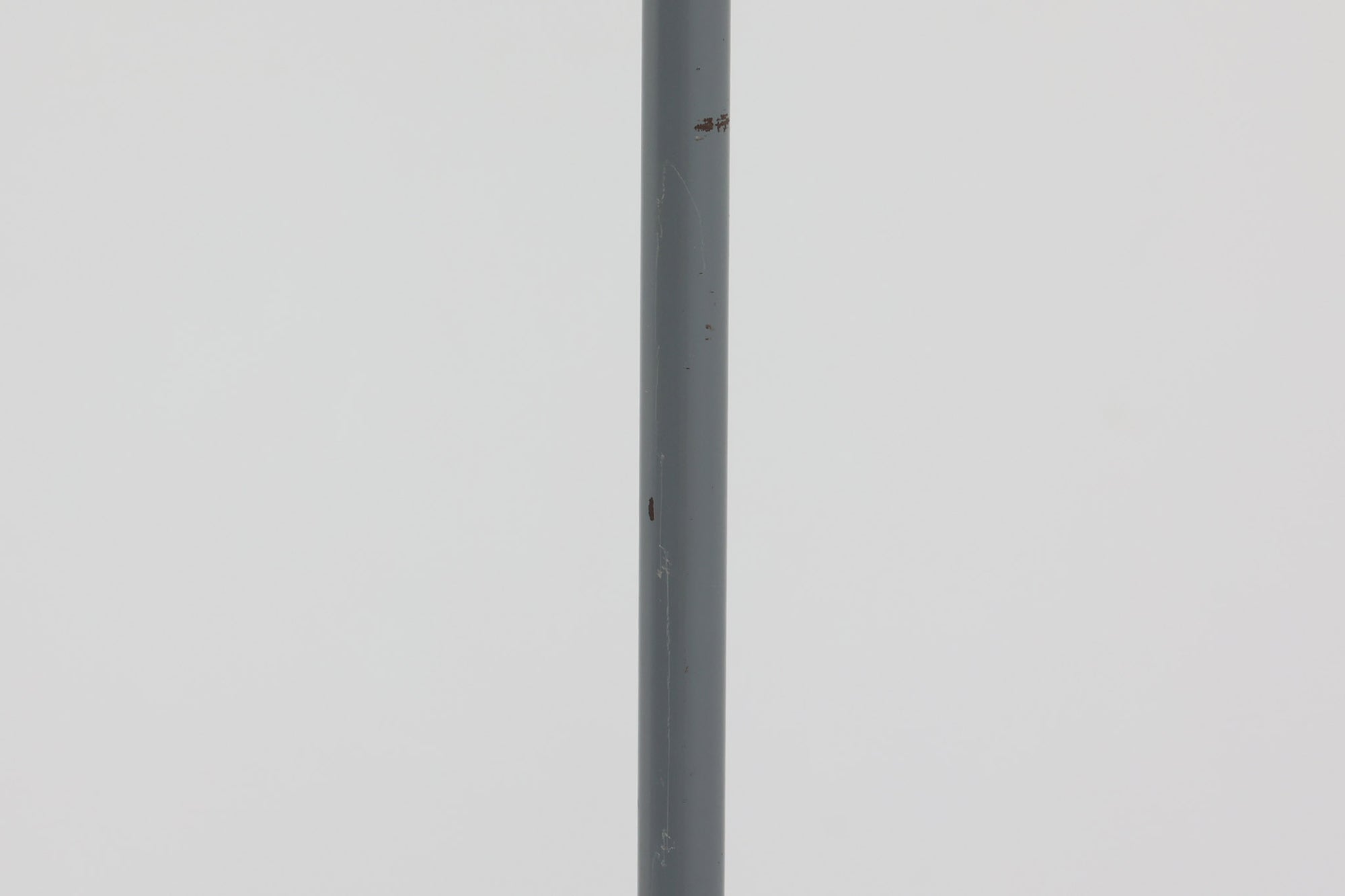 デンマークの照明メーカーFog &amp; morup（フォグ＆モーラップ）社（現在は廃業）のために、Jo Hammerborgがデザインした「Junior」です。北欧モダンデザインの特徴を持ち、細身のスタイルが非常にすっきりとした印象を与えます。シェードは角度調整が可能で、使用するシーンに合わせて光の向きを自由に変えることができ、使い勝手も抜群です。シンプルでありながら、洗練された美しさを兼ね備えたデザインは、どんなインテリアにもフィットします。