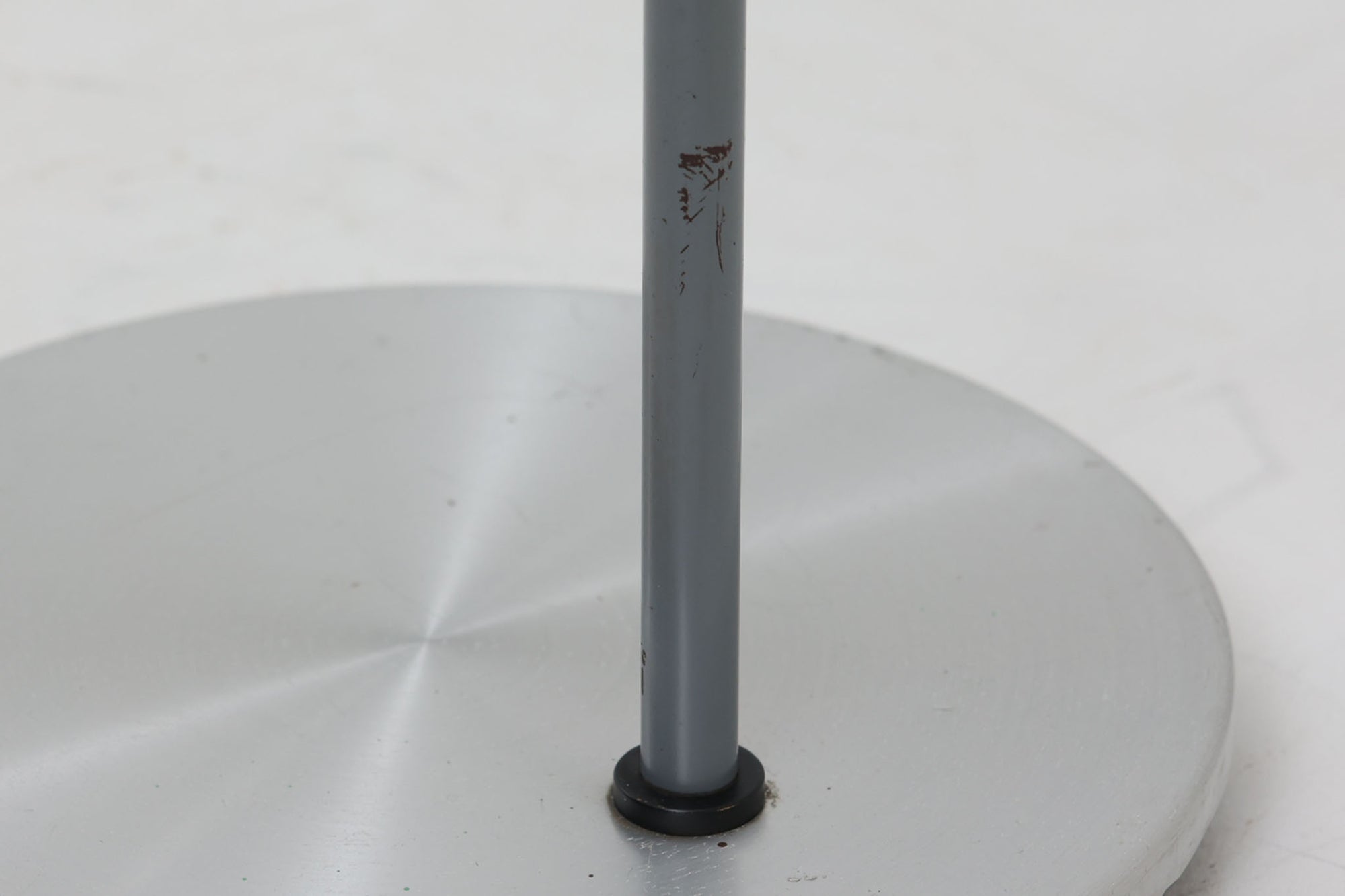 デンマークの照明メーカーFog &amp; morup（フォグ＆モーラップ）社（現在は廃業）のために、Jo Hammerborgがデザインした「Junior」です。北欧モダンデザインの特徴を持ち、細身のスタイルが非常にすっきりとした印象を与えます。シェードは角度調整が可能で、使用するシーンに合わせて光の向きを自由に変えることができ、使い勝手も抜群です。シンプルでありながら、洗練された美しさを兼ね備えたデザインは、どんなインテリアにもフィットします。