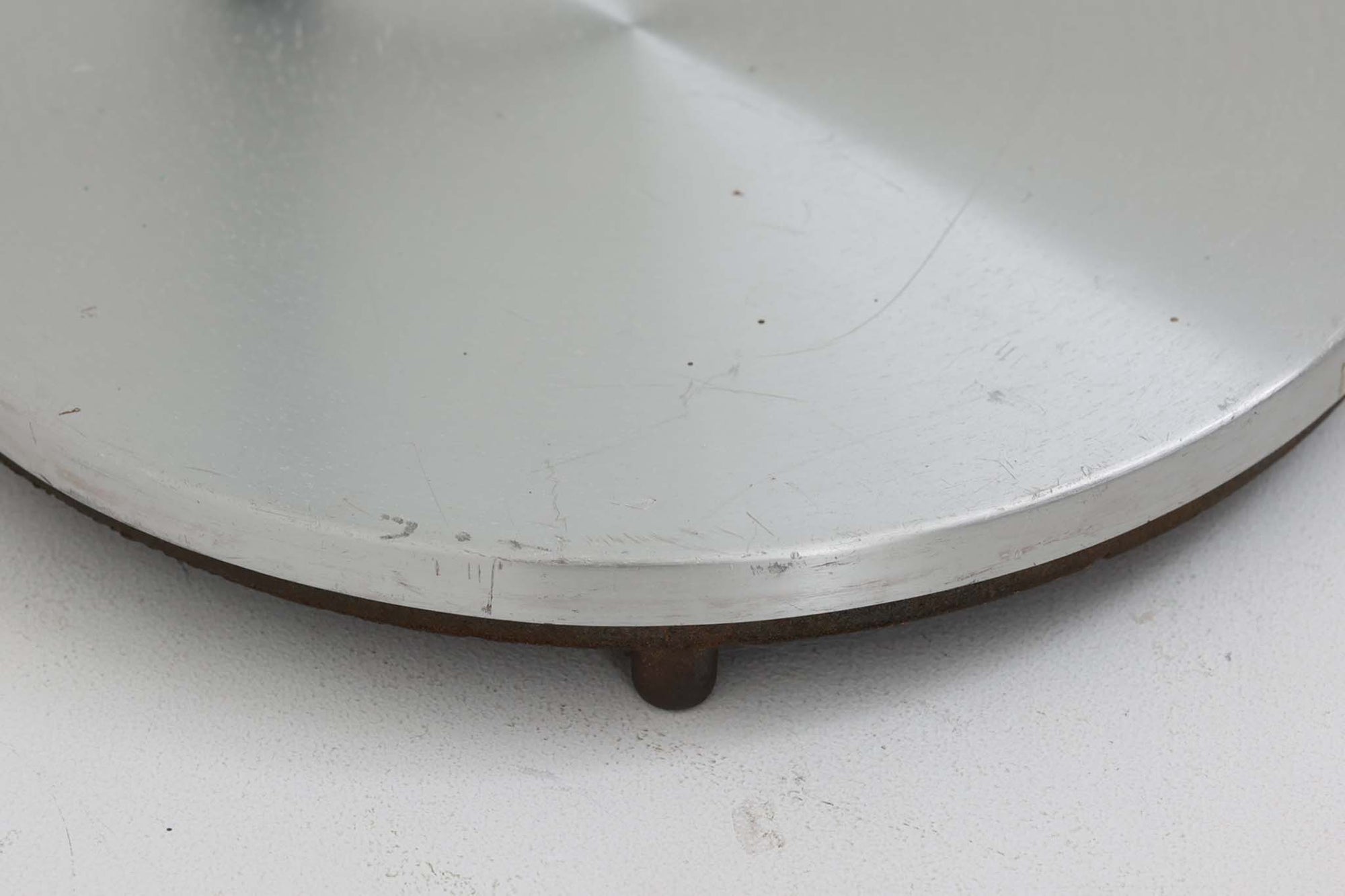 デンマークの照明メーカーFog &amp; morup（フォグ＆モーラップ）社（現在は廃業）のために、Jo Hammerborgがデザインした「Junior」です。北欧モダンデザインの特徴を持ち、細身のスタイルが非常にすっきりとした印象を与えます。シェードは角度調整が可能で、使用するシーンに合わせて光の向きを自由に変えることができ、使い勝手も抜群です。シンプルでありながら、洗練された美しさを兼ね備えたデザインは、どんなインテリアにもフィットします。