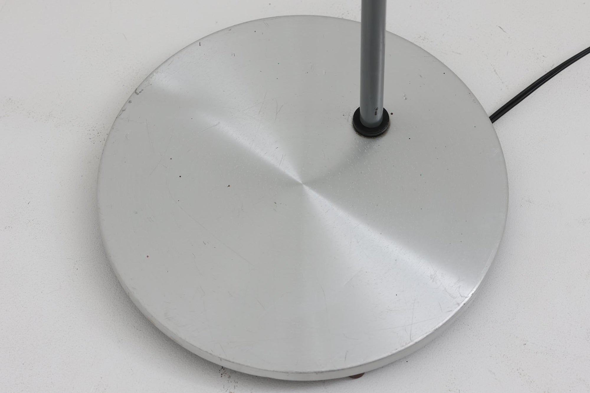 デンマークの照明メーカーFog &amp; morup（フォグ＆モーラップ）社（現在は廃業）のために、Jo Hammerborgがデザインした「Junior」です。北欧モダンデザインの特徴を持ち、細身のスタイルが非常にすっきりとした印象を与えます。シェードは角度調整が可能で、使用するシーンに合わせて光の向きを自由に変えることができ、使い勝手も抜群です。シンプルでありながら、洗練された美しさを兼ね備えたデザインは、どんなインテリアにもフィットします。