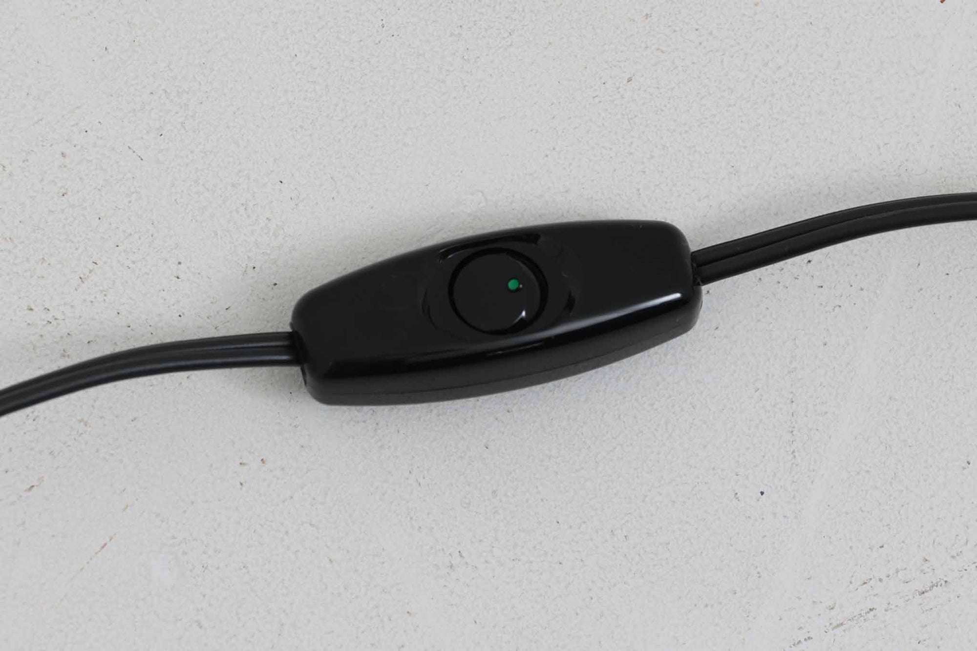 デンマークの照明メーカーFog &amp; morup（フォグ＆モーラップ）社（現在は廃業）のために、Jo Hammerborgがデザインした「Junior」です。北欧モダンデザインの特徴を持ち、細身のスタイルが非常にすっきりとした印象を与えます。シェードは角度調整が可能で、使用するシーンに合わせて光の向きを自由に変えることができ、使い勝手も抜群です。シンプルでありながら、洗練された美しさを兼ね備えたデザインは、どんなインテリアにもフィットします。