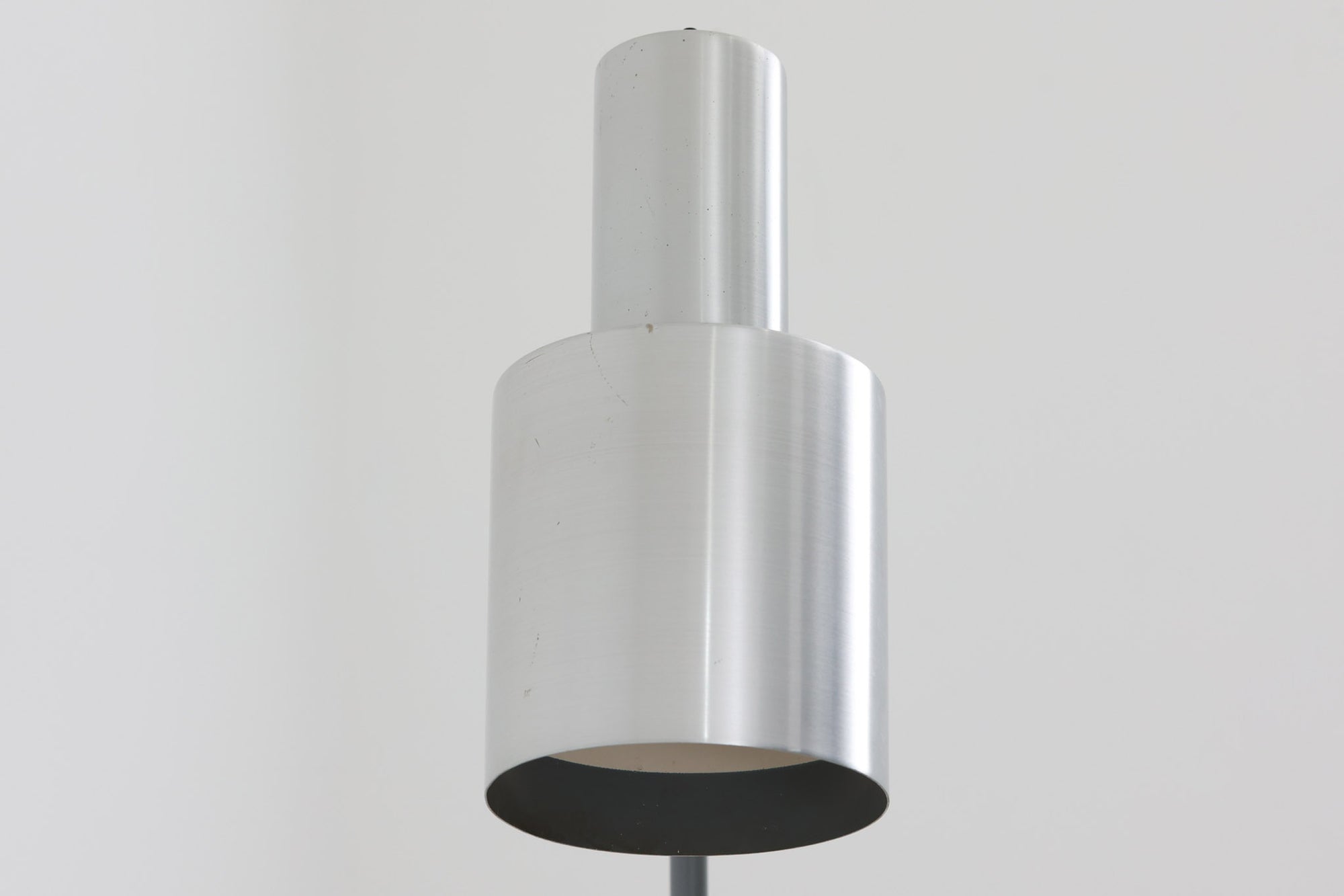 デンマークの照明メーカーFog &amp; morup（フォグ＆モーラップ）社（現在は廃業）のために、Jo Hammerborgがデザインした「Junior」です。北欧モダンデザインの特徴を持ち、細身のスタイルが非常にすっきりとした印象を与えます。シェードは角度調整が可能で、使用するシーンに合わせて光の向きを自由に変えることができ、使い勝手も抜群です。シンプルでありながら、洗練された美しさを兼ね備えたデザインは、どんなインテリアにもフィットします。