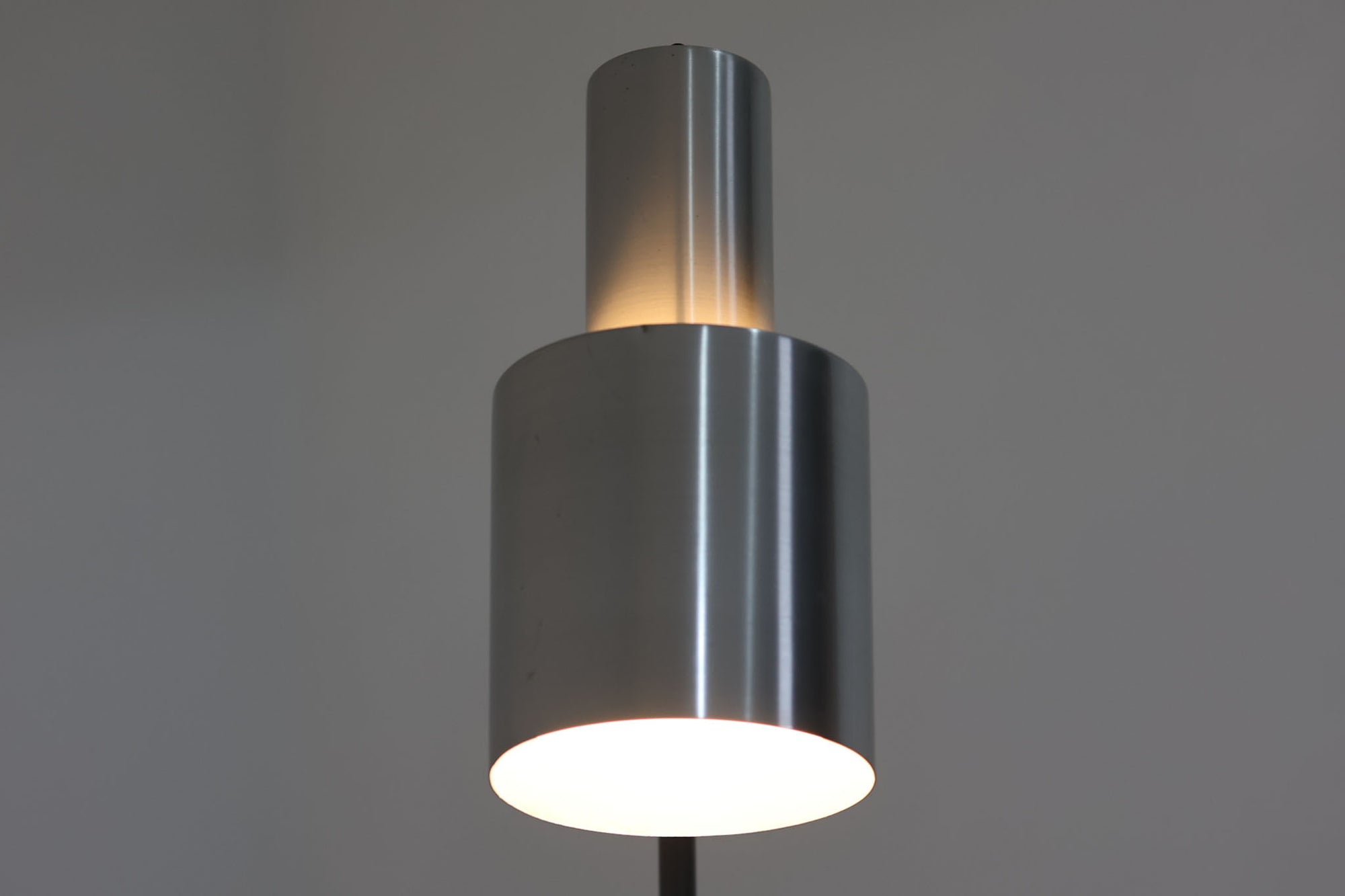 デンマークの照明メーカーFog &amp; morup（フォグ＆モーラップ）社（現在は廃業）のために、Jo Hammerborgがデザインした「Junior」です。北欧モダンデザインの特徴を持ち、細身のスタイルが非常にすっきりとした印象を与えます。シェードは角度調整が可能で、使用するシーンに合わせて光の向きを自由に変えることができ、使い勝手も抜群です。シンプルでありながら、洗練された美しさを兼ね備えたデザインは、どんなインテリアにもフィットします。