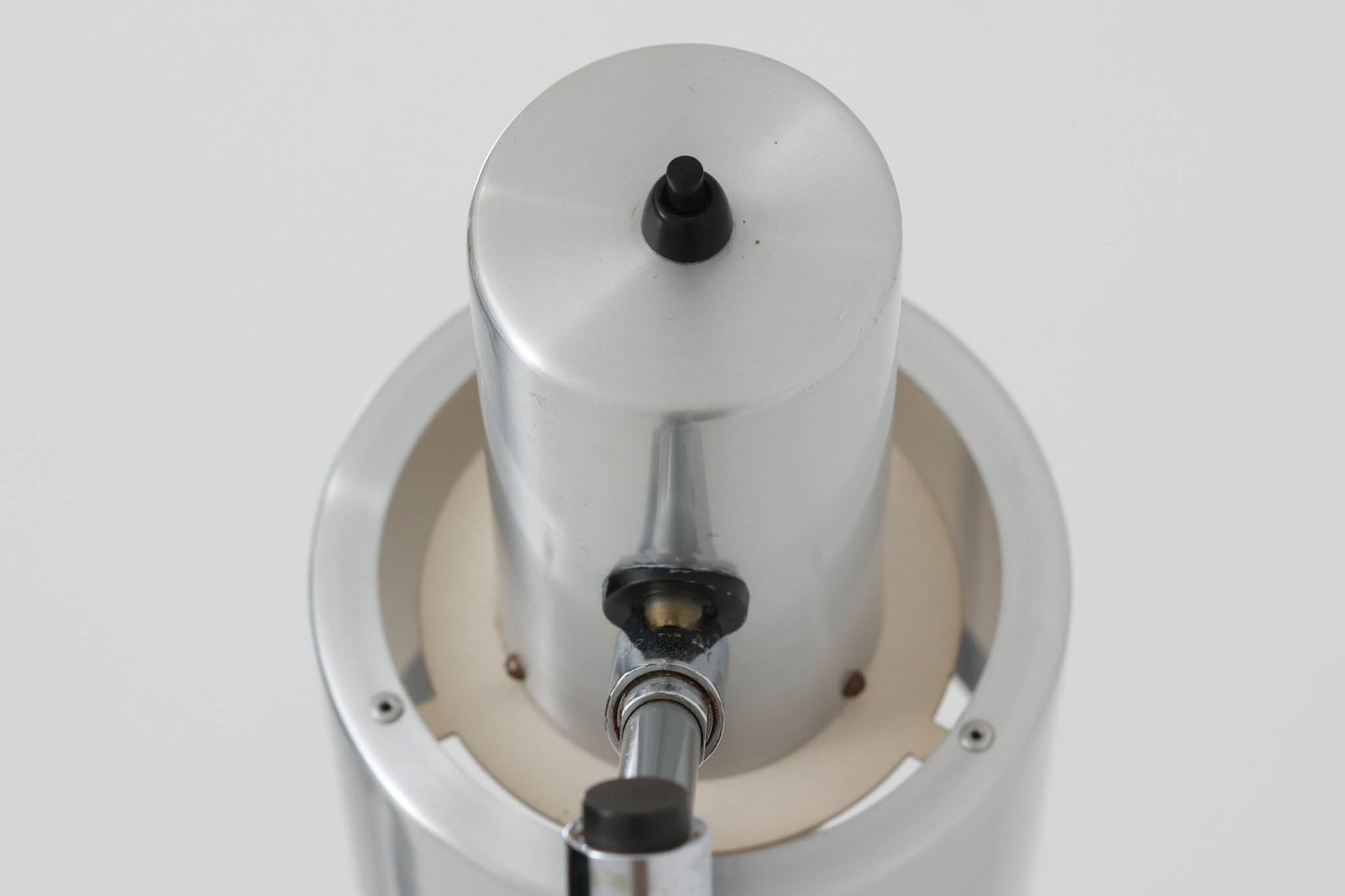 デンマークの照明メーカーFog &amp; morup（フォグ＆モーラップ）社（現在は廃業）のために、Jo Hammerborgがデザインした「Junior」です。北欧モダンデザインの特徴を持ち、細身のスタイルが非常にすっきりとした印象を与えます。シェードは角度調整が可能で、使用するシーンに合わせて光の向きを自由に変えることができ、使い勝手も抜群です。シンプルでありながら、洗練された美しさを兼ね備えたデザインは、どんなインテリアにもフィットします。