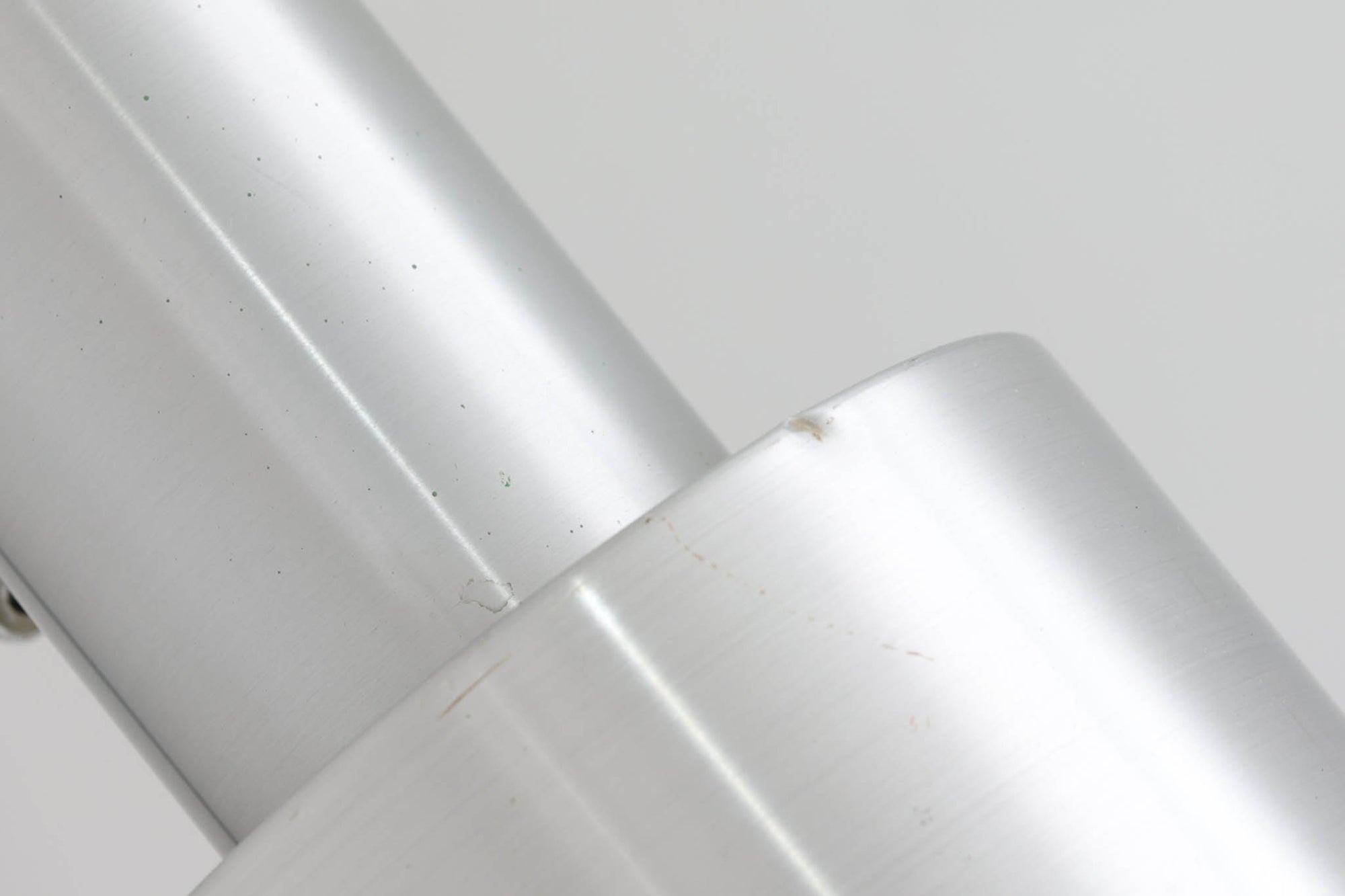 デンマークの照明メーカーFog &amp; morup（フォグ＆モーラップ）社（現在は廃業）のために、Jo Hammerborgがデザインした「Junior」です。北欧モダンデザインの特徴を持ち、細身のスタイルが非常にすっきりとした印象を与えます。シェードは角度調整が可能で、使用するシーンに合わせて光の向きを自由に変えることができ、使い勝手も抜群です。シンプルでありながら、洗練された美しさを兼ね備えたデザインは、どんなインテリアにもフィットします。