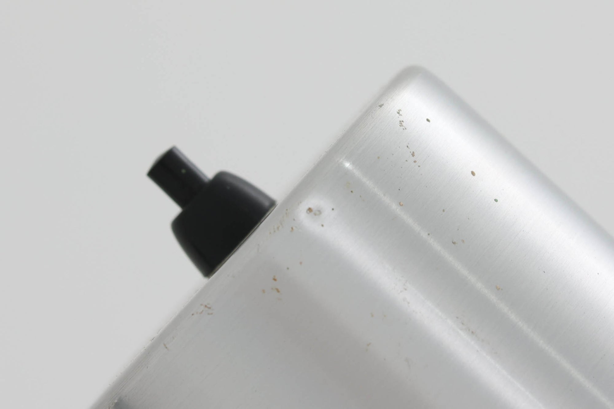 デンマークの照明メーカーFog &amp; morup（フォグ＆モーラップ）社（現在は廃業）のために、Jo Hammerborgがデザインした「Junior」です。北欧モダンデザインの特徴を持ち、細身のスタイルが非常にすっきりとした印象を与えます。シェードは角度調整が可能で、使用するシーンに合わせて光の向きを自由に変えることができ、使い勝手も抜群です。シンプルでありながら、洗練された美しさを兼ね備えたデザインは、どんなインテリアにもフィットします。