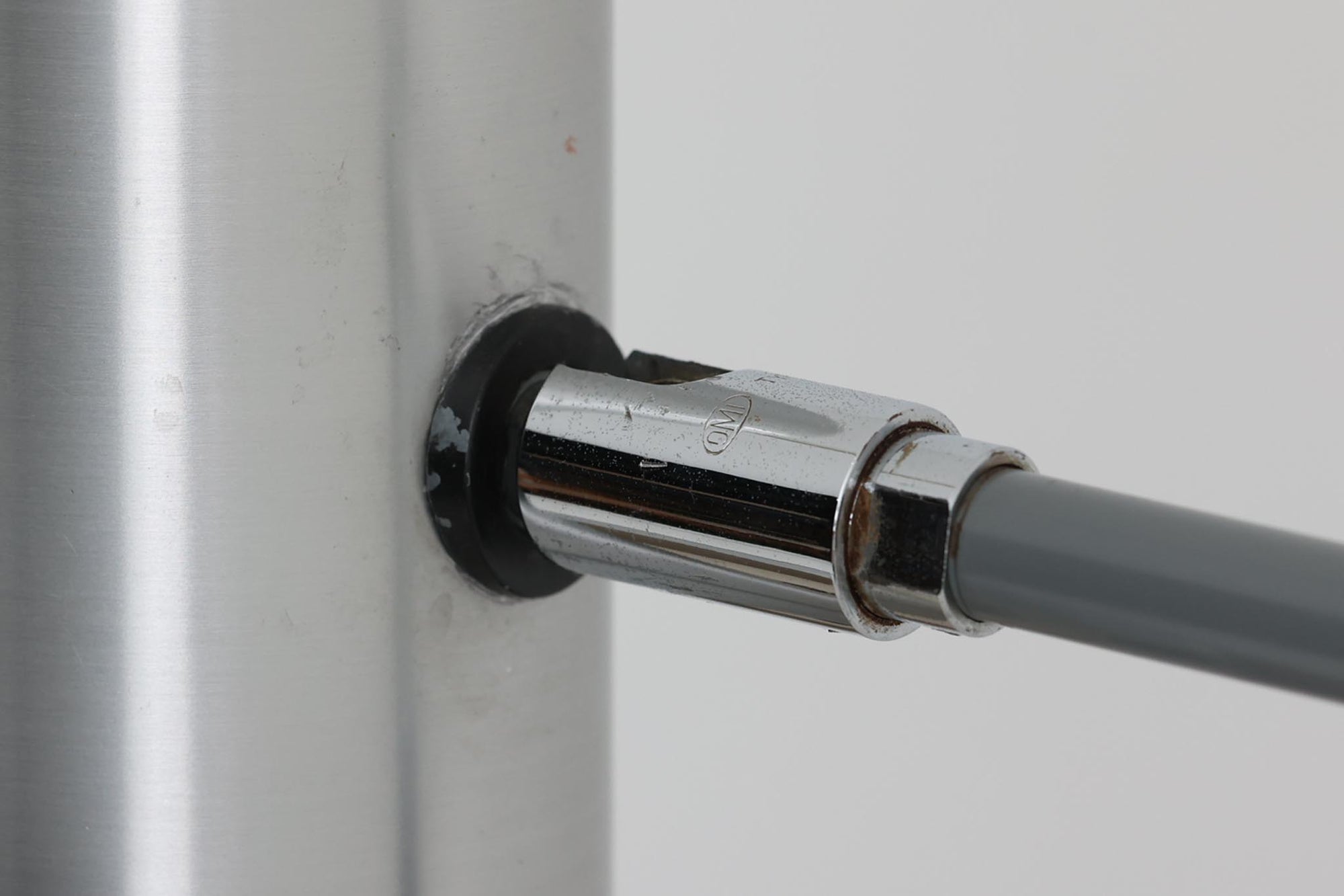 デンマークの照明メーカーFog &amp; morup（フォグ＆モーラップ）社（現在は廃業）のために、Jo Hammerborgがデザインした「Junior」です。北欧モダンデザインの特徴を持ち、細身のスタイルが非常にすっきりとした印象を与えます。シェードは角度調整が可能で、使用するシーンに合わせて光の向きを自由に変えることができ、使い勝手も抜群です。シンプルでありながら、洗練された美しさを兼ね備えたデザインは、どんなインテリアにもフィットします。