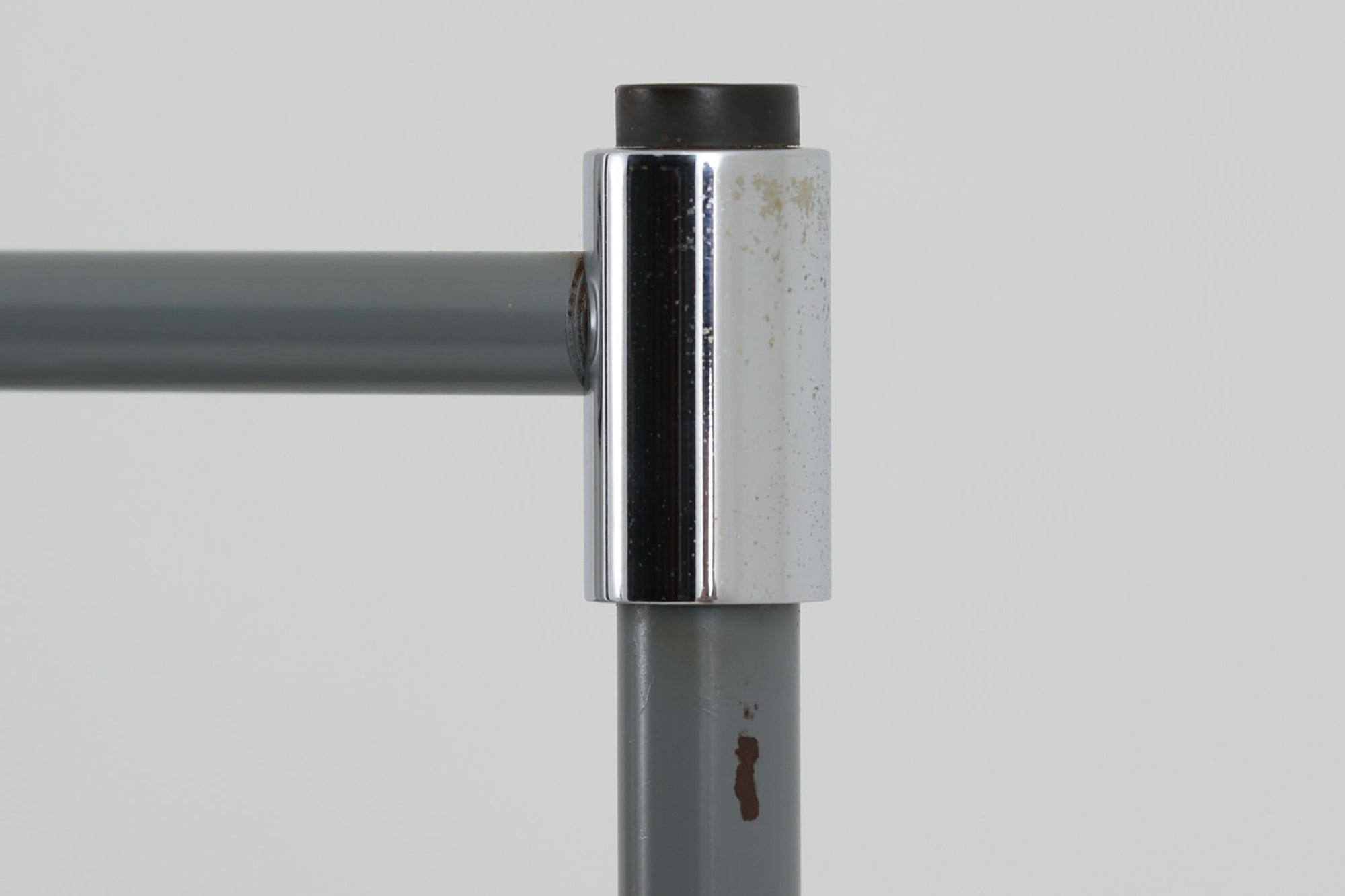 デンマークの照明メーカーFog &amp; morup（フォグ＆モーラップ）社（現在は廃業）のために、Jo Hammerborgがデザインした「Junior」です。北欧モダンデザインの特徴を持ち、細身のスタイルが非常にすっきりとした印象を与えます。シェードは角度調整が可能で、使用するシーンに合わせて光の向きを自由に変えることができ、使い勝手も抜群です。シンプルでありながら、洗練された美しさを兼ね備えたデザインは、どんなインテリアにもフィットします。