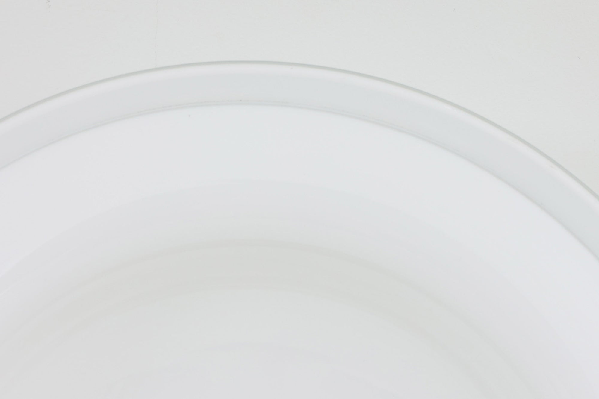 北欧より買い付けた、Holmgaard社製(現Royal Copenhagen)ビンテージランプです。「Tivoli」シリーズです。Tivoliシリーズは、その名の通り、デンマークのコペンハーゲンにある有名な公園「チボリ公園」にインスパイアを受けたデザインが特徴です。この公園の幻想的で優雅な雰囲気を反映させるため、Tivoliシリーズのアイテムはシンプルでありながら優美なラインを持ち、ガラスの透明感や色合い、反射や屈折が美しいディテールを持っています。