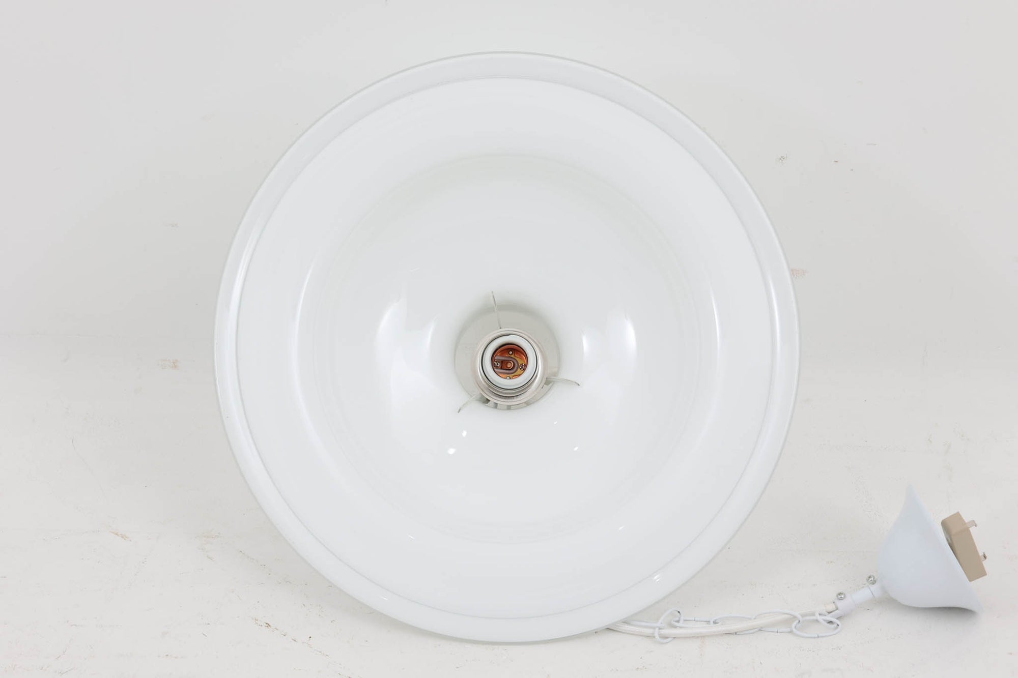 北欧より買い付けた、Holmgaard社製(現Royal Copenhagen)ビンテージランプです。「Tivoli」シリーズです。Tivoliシリーズは、その名の通り、デンマークのコペンハーゲンにある有名な公園「チボリ公園」にインスパイアを受けたデザインが特徴です。この公園の幻想的で優雅な雰囲気を反映させるため、Tivoliシリーズのアイテムはシンプルでありながら優美なラインを持ち、ガラスの透明感や色合い、反射や屈折が美しいディテールを持っています。