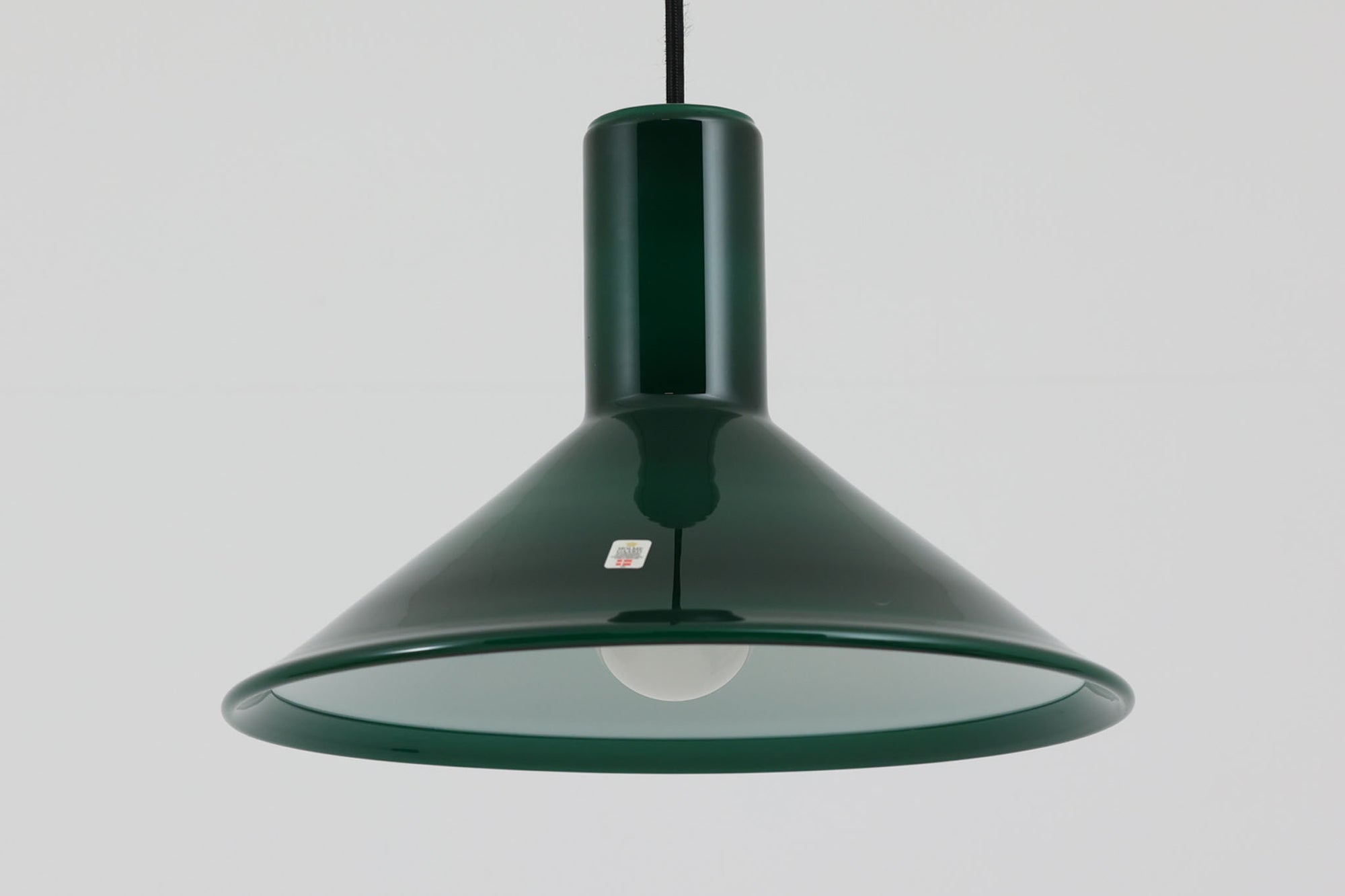 北欧より買い付けた、Holmgaard社製ビンテージランプです。Holmgaard社のペンダントライトの中でも人気の「P&amp;T PENDEL」シリーズで内と外側の2層の色味が特徴的です。消灯＆点灯時にそれぞれ違った表情を見せてくれる素敵なデザインです。