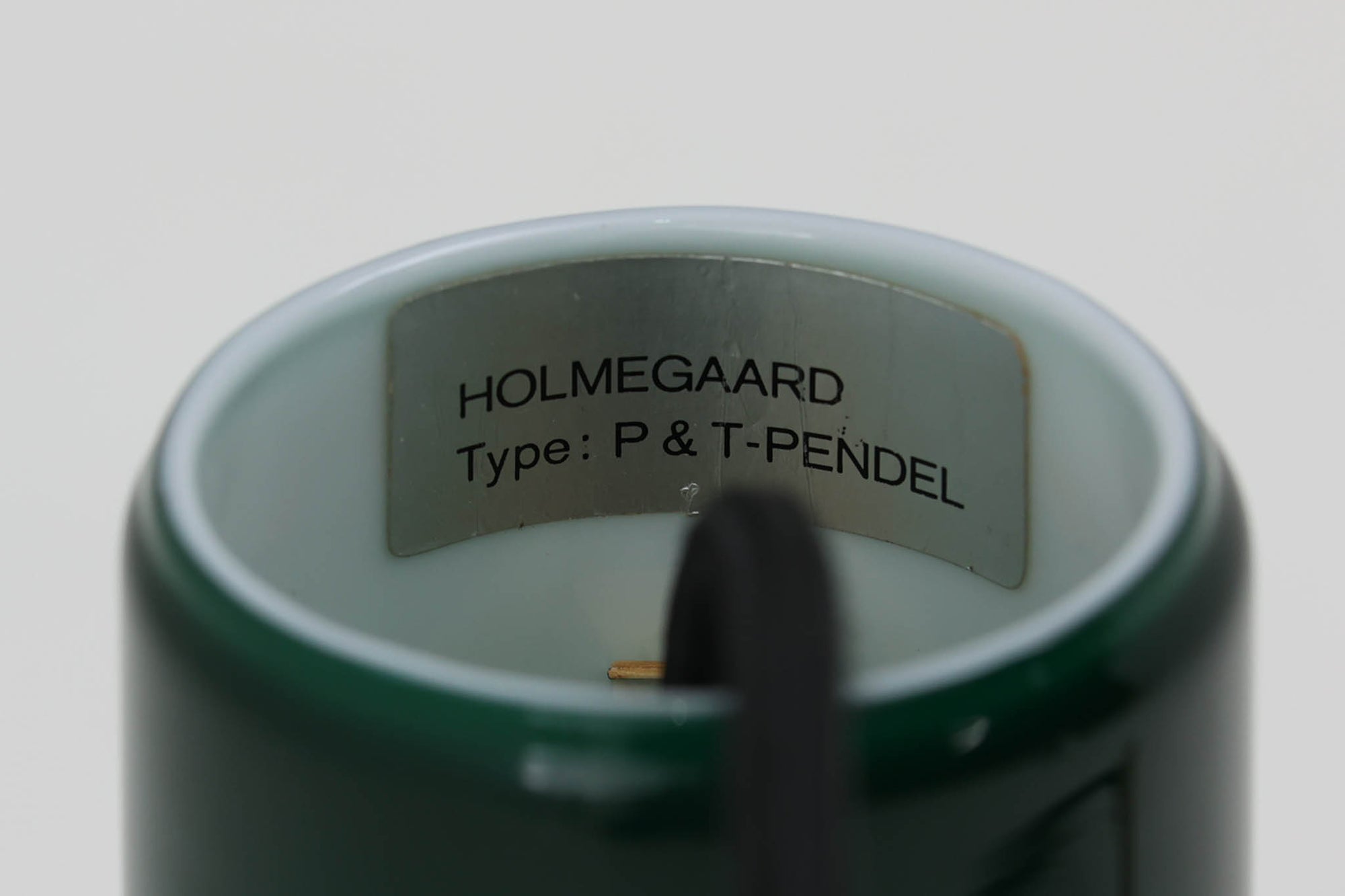 北欧より買い付けた、Holmgaard社製ビンテージランプです。Holmgaard社のペンダントライトの中でも人気の「P&amp;T PENDEL」シリーズで内と外側の2層の色味が特徴的です。消灯＆点灯時にそれぞれ違った表情を見せてくれる素敵なデザインです。