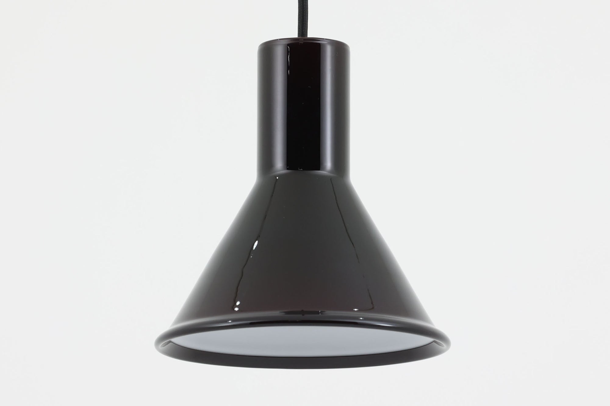 北欧より買い付けた、Holmgaard社製ビンテージランプです。照明部分はデンマークを代表する照明メーカーFog &amp; morup社によって作成されています。Holmgaard社の人気シリーズである「P&amp;T PENDEL」は、内側と外側の2層の色味が特徴的です。これにより、消灯時と点灯時で異なる表情を楽しむことができます。美しいデザインとともに、照明効果もお楽しみいただける素晴らしいアイテムです。