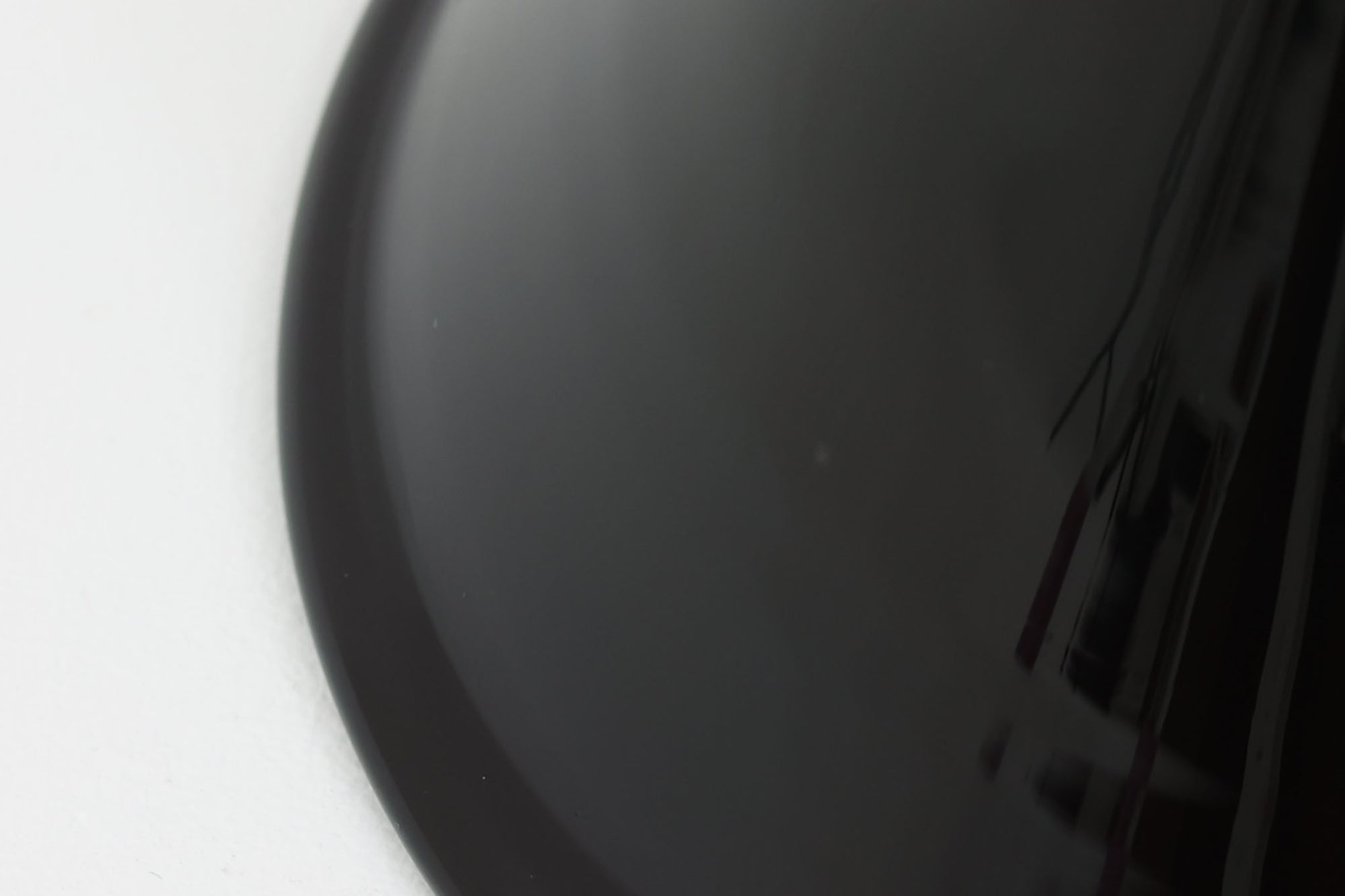 北欧より買い付けた、Holmgaard社製ビンテージランプです。照明部分はデンマークを代表する照明メーカーFog &amp; morup社によって作成されています。Holmgaard社の人気シリーズである「P&amp;T PENDEL」は、内側と外側の2層の色味が特徴的です。これにより、消灯時と点灯時で異なる表情を楽しむことができます。美しいデザインとともに、照明効果もお楽しみいただける素晴らしいアイテムです。