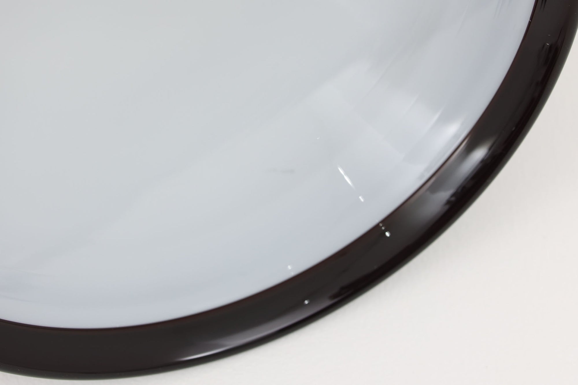 北欧より買い付けた、Holmgaard社製ビンテージランプです。照明部分はデンマークを代表する照明メーカーFog &amp; morup社によって作成されています。Holmgaard社の人気シリーズである「P&amp;T PENDEL」は、内側と外側の2層の色味が特徴的です。これにより、消灯時と点灯時で異なる表情を楽しむことができます。美しいデザインとともに、照明効果もお楽しみいただける素晴らしいアイテムです。