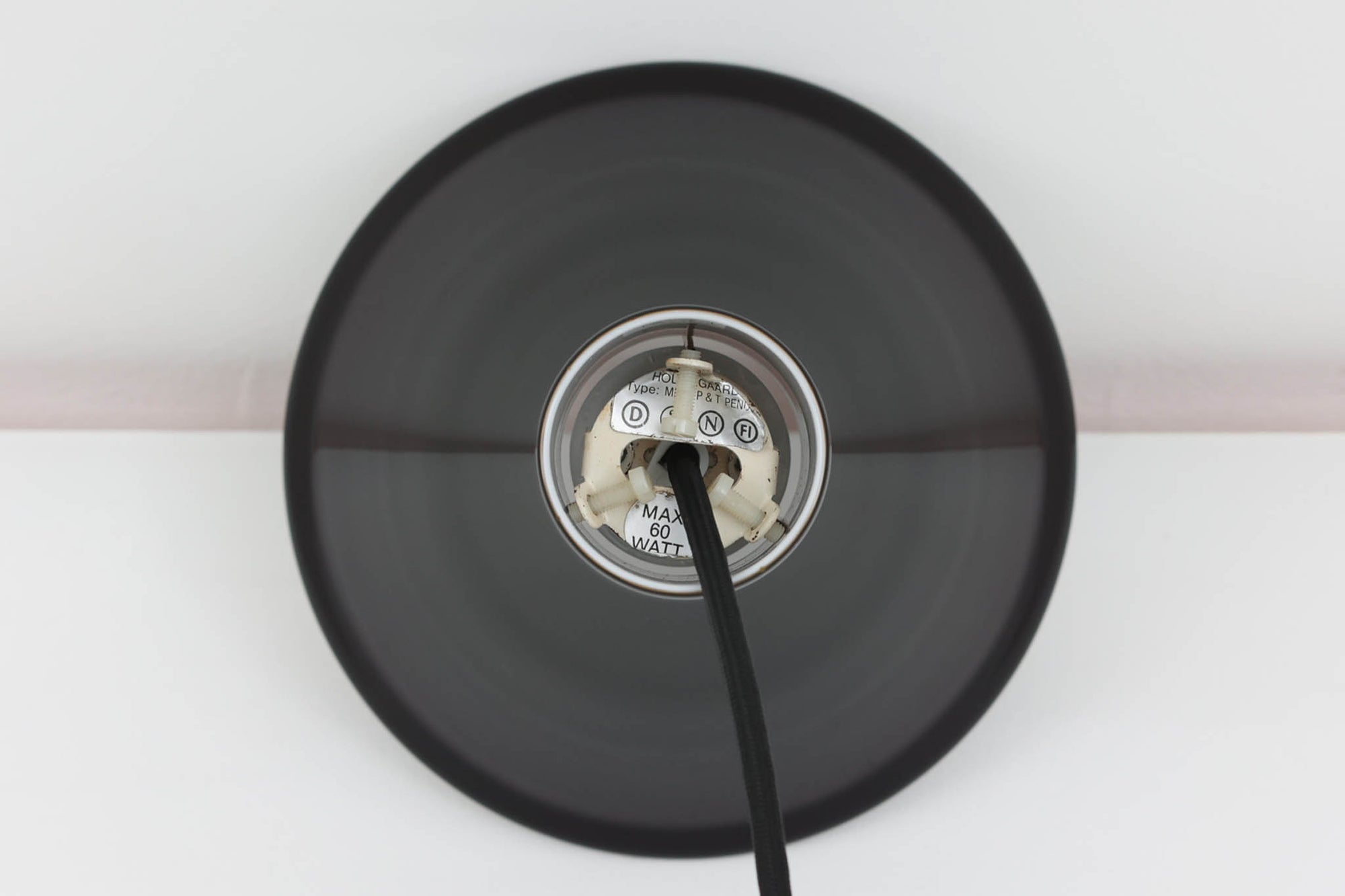 北欧より買い付けた、Holmgaard社製ビンテージランプです。照明部分はデンマークを代表する照明メーカーFog &amp; morup社によって作成されています。Holmgaard社の人気シリーズである「P&amp;T PENDEL」は、内側と外側の2層の色味が特徴的です。これにより、消灯時と点灯時で異なる表情を楽しむことができます。美しいデザインとともに、照明効果もお楽しみいただける素晴らしいアイテムです。