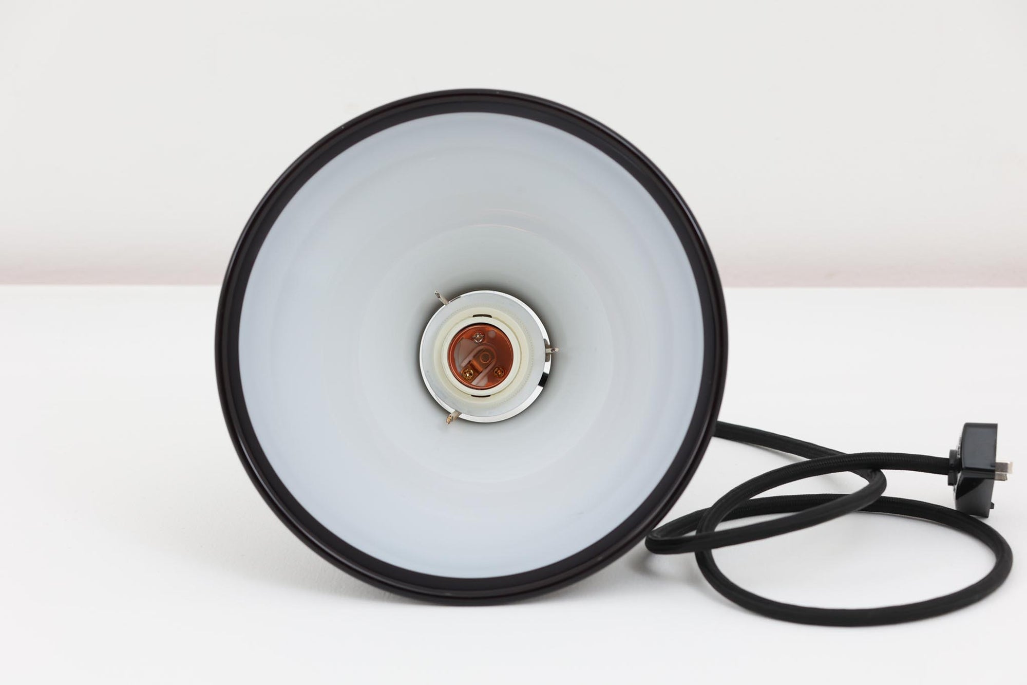 北欧より買い付けた、Holmgaard社製ビンテージランプです。照明部分はデンマークを代表する照明メーカーFog &amp; morup社によって作成されています。Holmgaard社の人気シリーズである「P&amp;T PENDEL」は、内側と外側の2層の色味が特徴的です。これにより、消灯時と点灯時で異なる表情を楽しむことができます。美しいデザインとともに、照明効果もお楽しみいただける素晴らしいアイテムです。