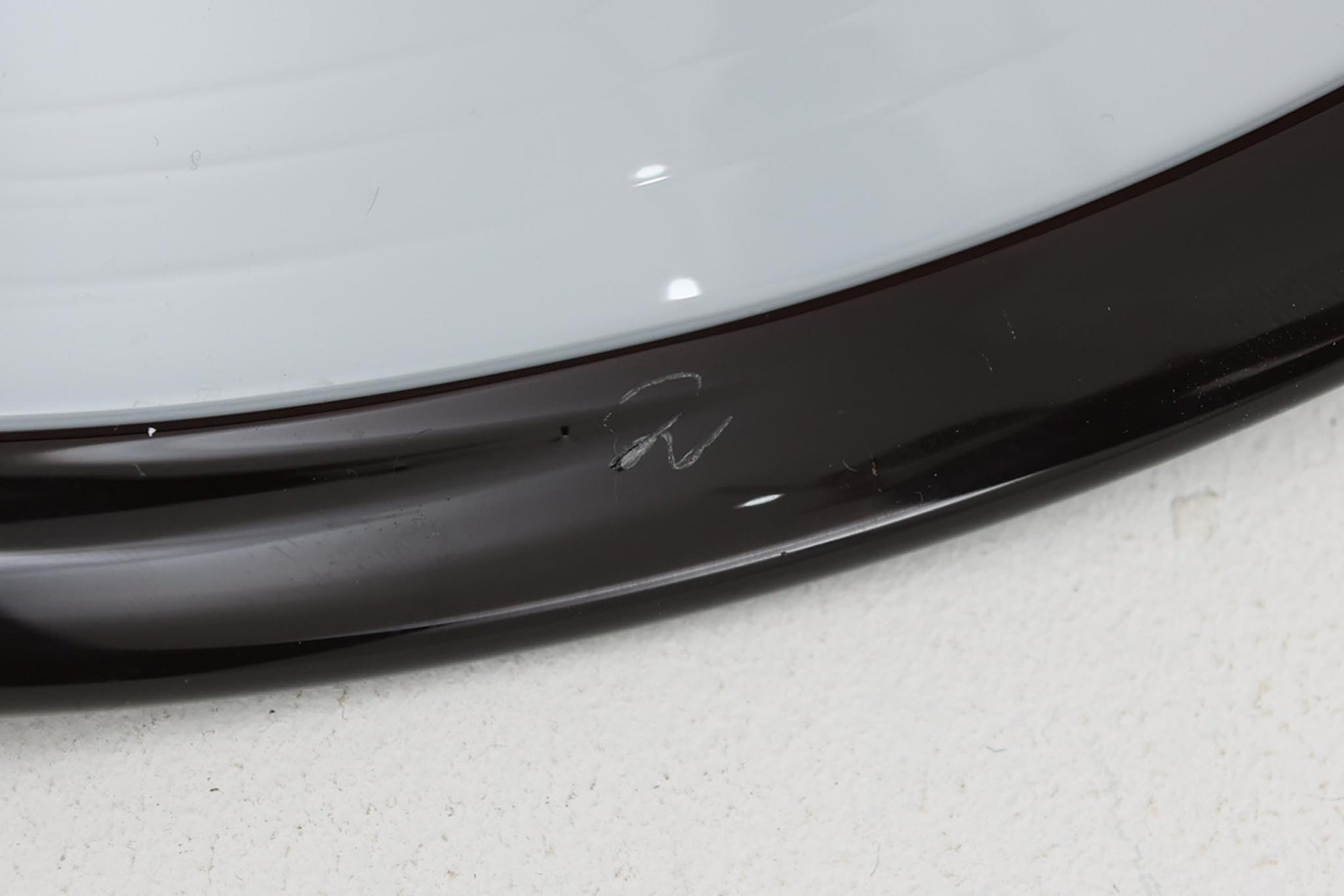 北欧より買い付けた、Holmgaard社製ビンテージランプです。照明部分はデンマークを代表する照明メーカーFog &amp; morup社によって作成されています。Holmgaard社の人気シリーズである「P&amp;T PENDEL」は、内側と外側の2層の色味が特徴的です。これにより、消灯時と点灯時で異なる表情を楽しむことができます。美しいデザインとともに、照明効果もお楽しみいただける素晴らしいアイテムです。