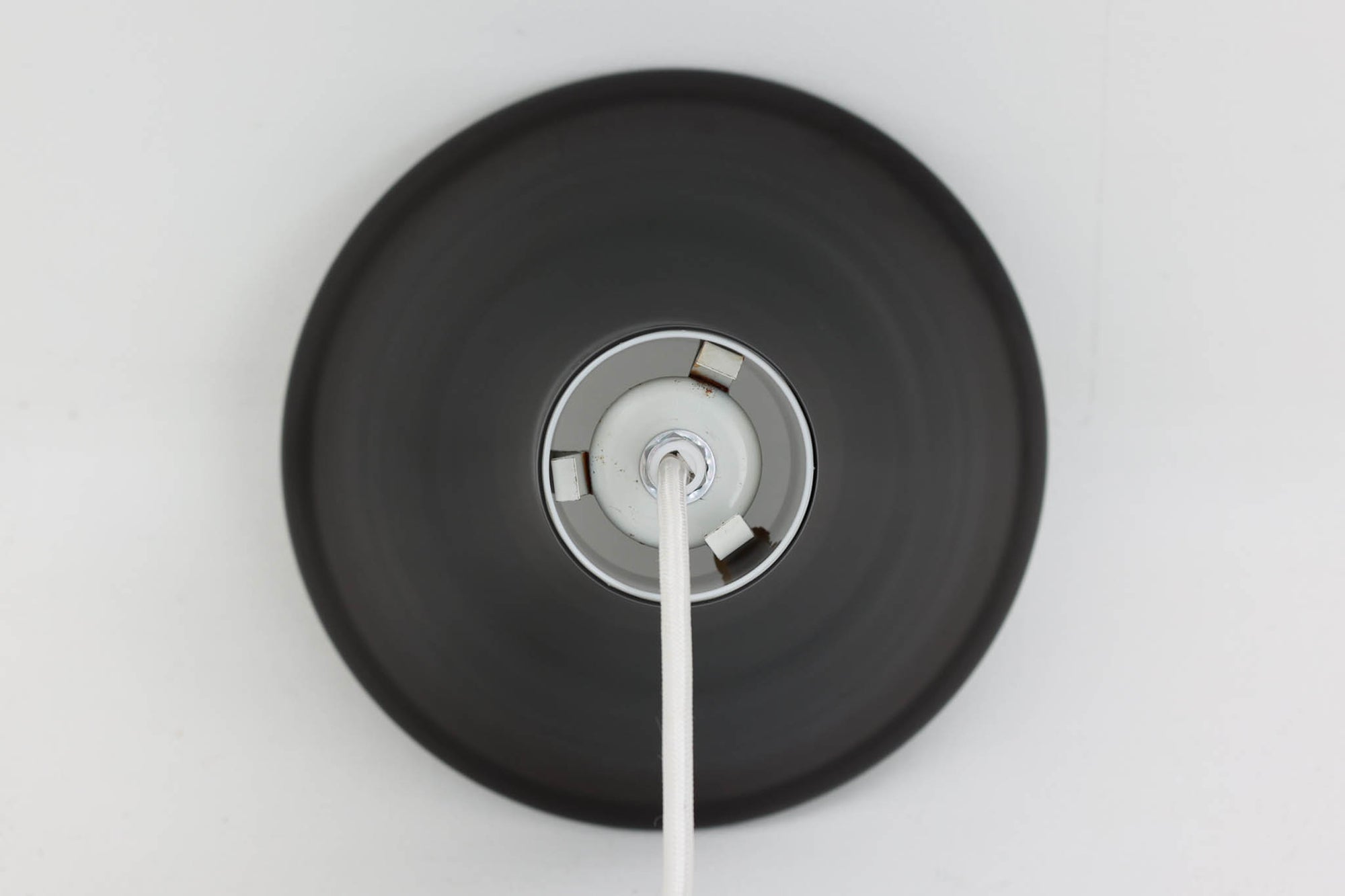 北欧より買い付けた、Holmgaard社製ビンテージランプです。照明部分はデンマークを代表する照明メーカーFog &amp; morup社によって作成されています。Holmgaard社の人気シリーズである「P&amp;T PENDEL」は、内側と外側の2層の色味が特徴的です。これにより、消灯時と点灯時で異なる表情を楽しむことができます。美しいデザインとともに、照明効果もお楽しみいただける素晴らしいアイテムです。