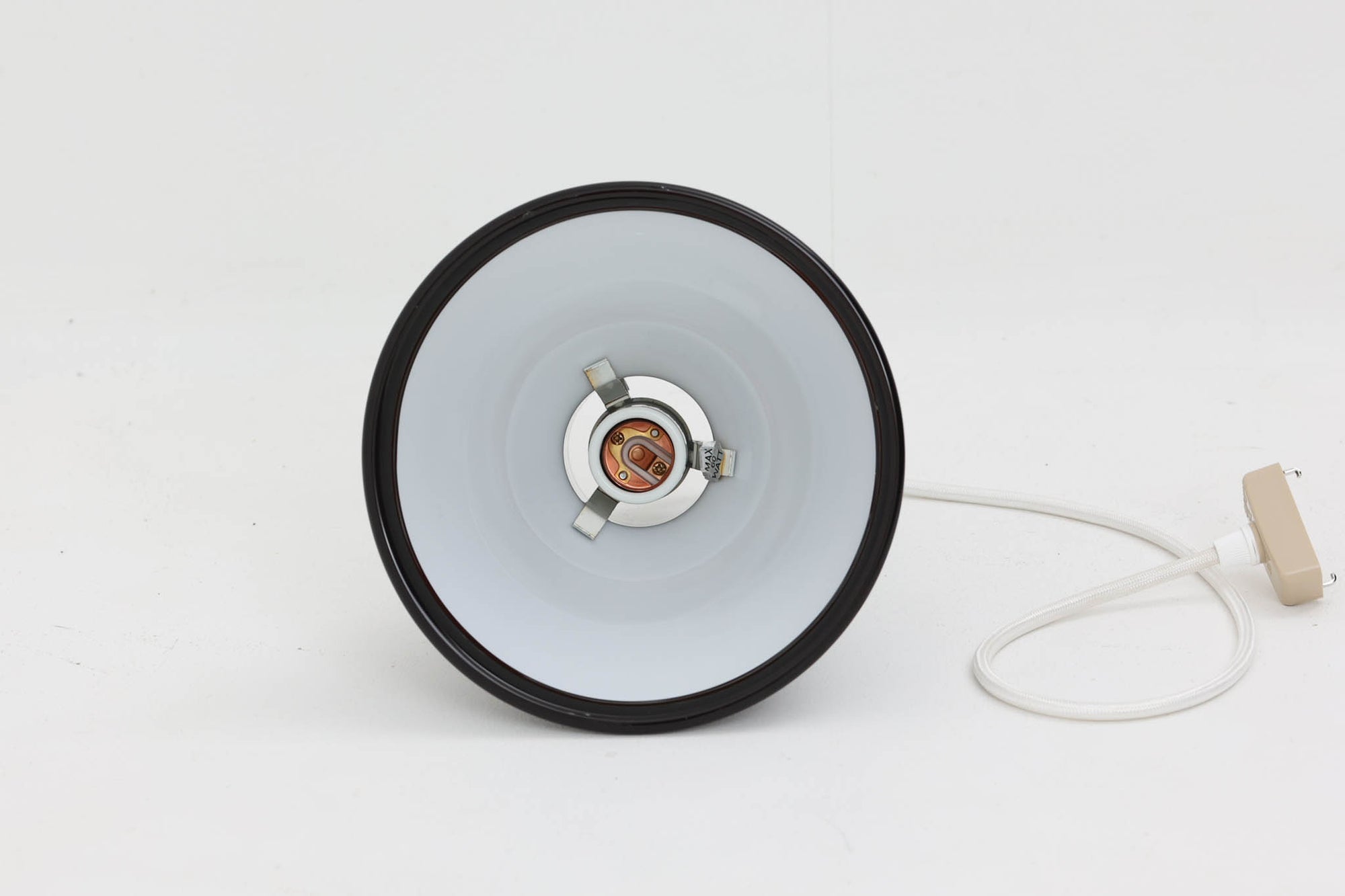 北欧より買い付けた、Holmgaard社製ビンテージランプです。照明部分はデンマークを代表する照明メーカーFog &amp; morup社によって作成されています。Holmgaard社の人気シリーズである「P&amp;T PENDEL」は、内側と外側の2層の色味が特徴的です。これにより、消灯時と点灯時で異なる表情を楽しむことができます。美しいデザインとともに、照明効果もお楽しみいただける素晴らしいアイテムです。