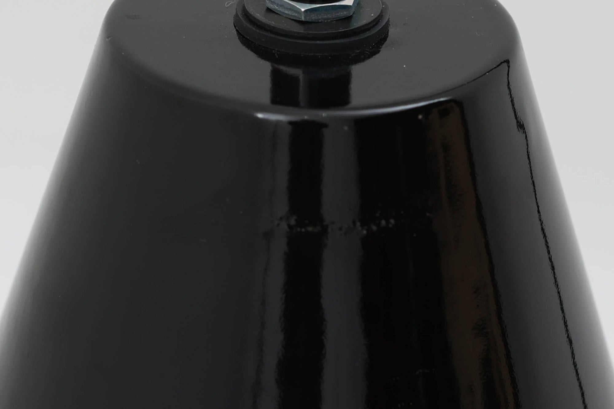 「The work shop lamp」です。Louis Poulsen社の定番ランプ。復刻品はアルミ製ですが、こちらはビンテージ品ならではの琺瑯＆エナメルモデル。艶感が魅力的です。