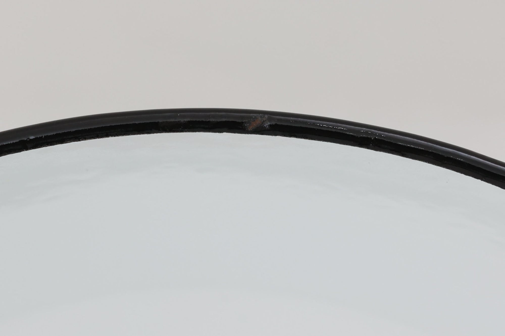 「The work shop lamp」です。Louis Poulsen社の定番ランプ。復刻品はアルミ製ですが、こちらはビンテージ品ならではの琺瑯＆エナメルモデル。艶感が魅力的です。