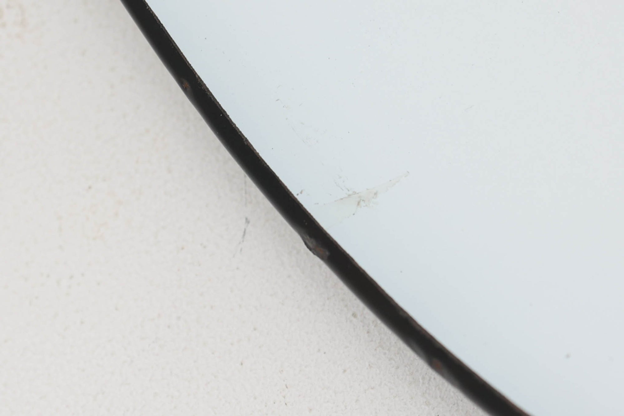 「The work shop lamp」です。Louis Poulsen社の定番ランプ。復刻品はアルミ製ですが、こちらはビンテージ品ならではの琺瑯＆エナメルモデル。艶感が魅力的です。