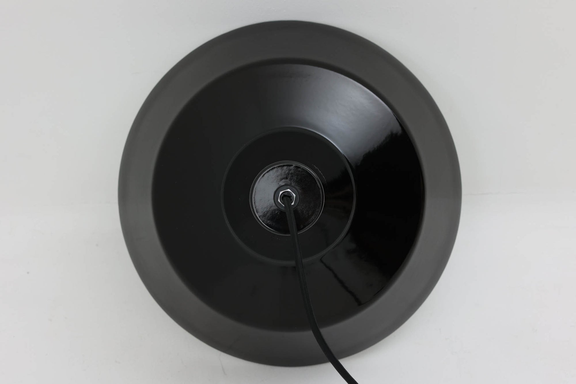 「The work shop lamp」です。Louis Poulsen社の定番ランプ。復刻品はアルミ製ですが、こちらはビンテージ品ならではの琺瑯＆エナメルモデル。艶感が魅力的です。