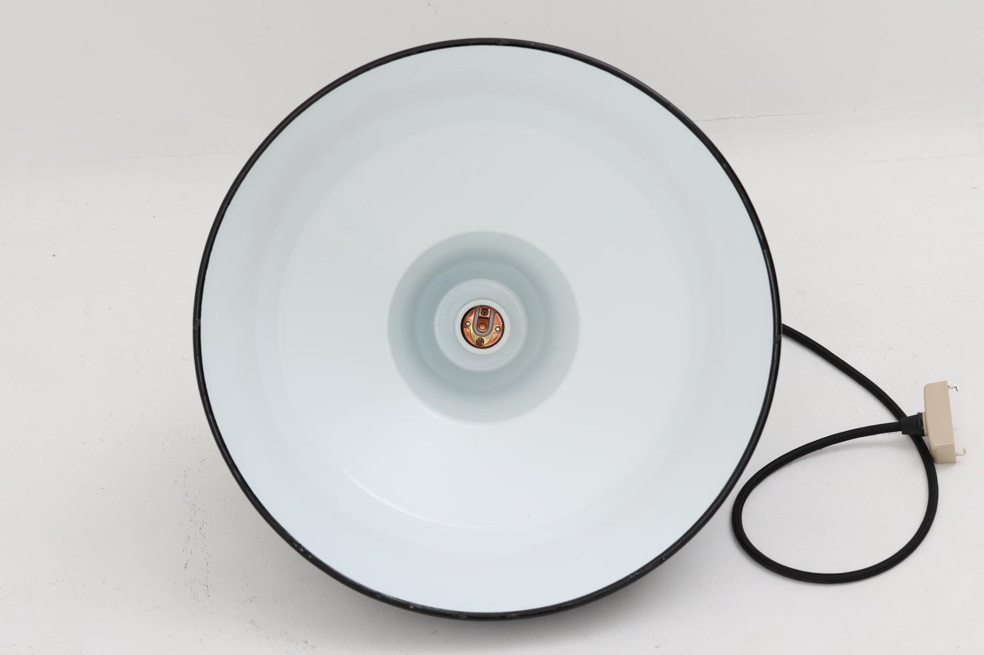 「The work shop lamp」です。Louis Poulsen社の定番ランプ。復刻品はアルミ製ですが、こちらはビンテージ品ならではの琺瑯＆エナメルモデル。艶感が魅力的です。