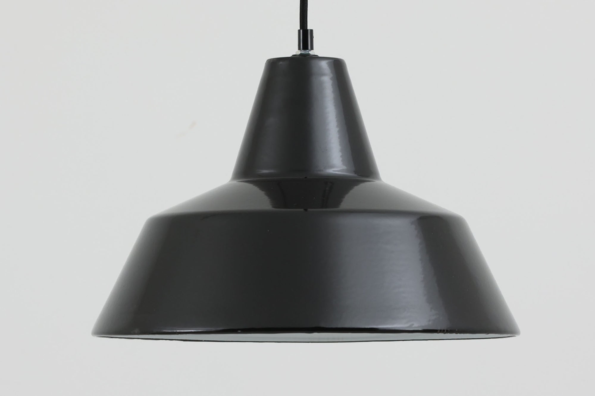 「The work shop lamp」です。Louis Poulsen社の定番ランプ。復刻品はアルミ製ですが、こちらはビンテージ品ならではの琺瑯＆エナメルモデル。艶感が魅力的です。