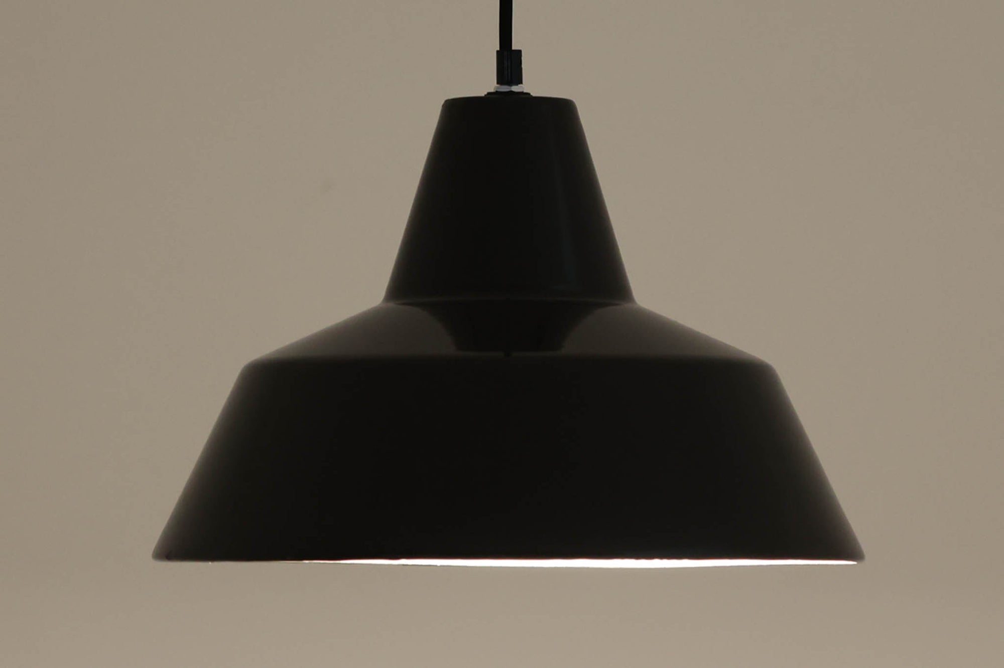 「The work shop lamp」です。Louis Poulsen社の定番ランプ。復刻品はアルミ製ですが、こちらはビンテージ品ならではの琺瑯＆エナメルモデル。艶感が魅力的です。