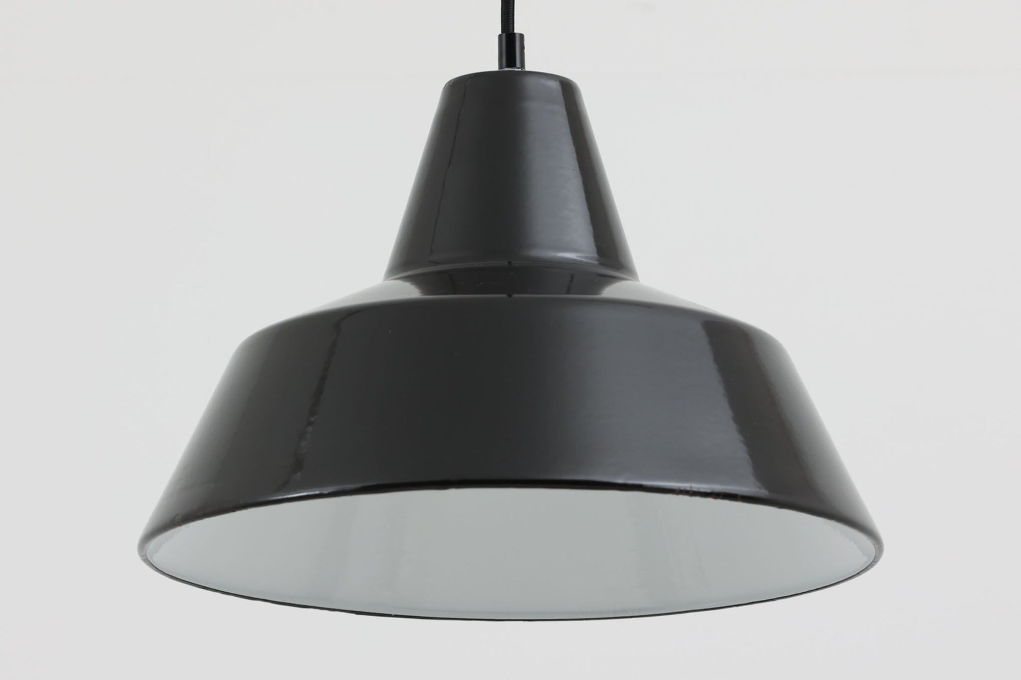 「The work shop lamp」です。Louis Poulsen社の定番ランプ。復刻品はアルミ製ですが、こちらはビンテージ品ならではの琺瑯＆エナメルモデル。艶感が魅力的です。