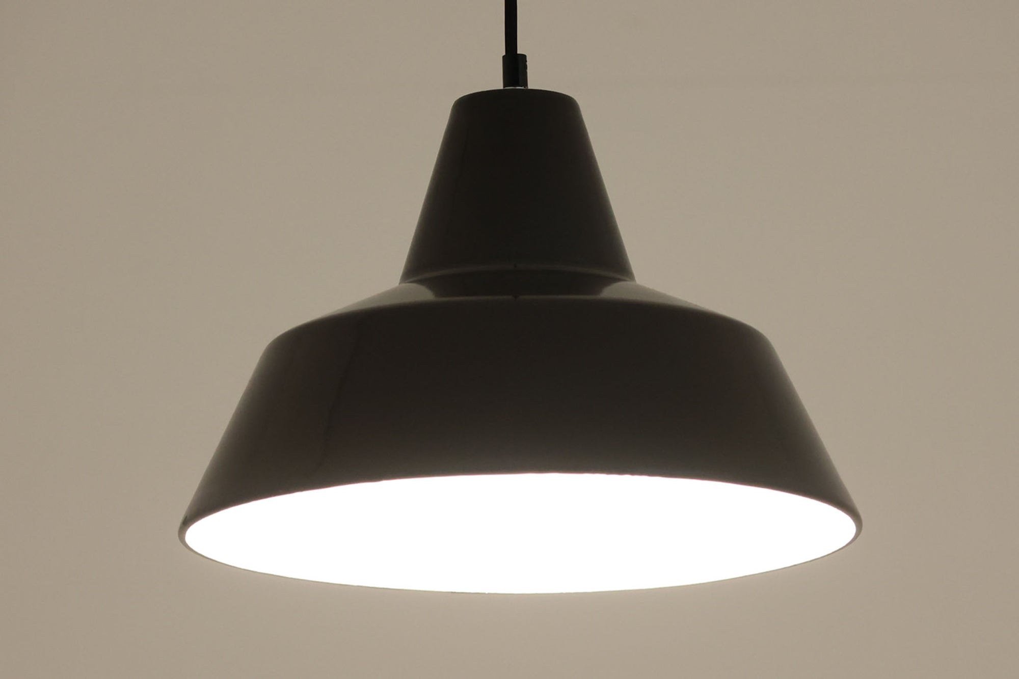 「The work shop lamp」です。Louis Poulsen社の定番ランプ。復刻品はアルミ製ですが、こちらはビンテージ品ならではの琺瑯＆エナメルモデル。艶感が魅力的です。