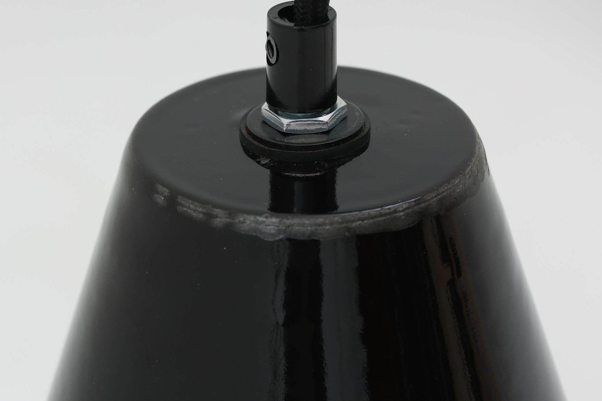 「The work shop lamp」です。Louis Poulsen社の定番ランプ。復刻品はアルミ製ですが、こちらはビンテージ品ならではの琺瑯＆エナメルモデル。艶感が魅力的です。