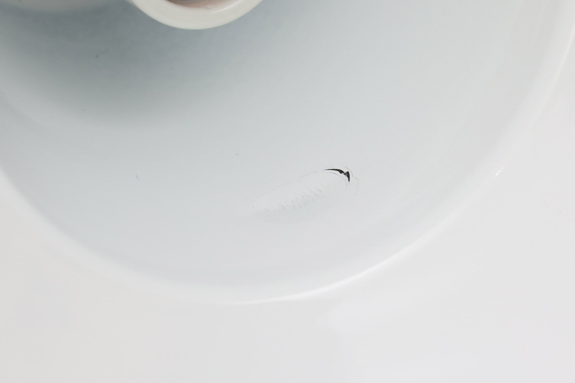 「The work shop lamp」です。Louis Poulsen社の定番ランプ。復刻品はアルミ製ですが、こちらはビンテージ品ならではの琺瑯＆エナメルモデル。艶感が魅力的です。