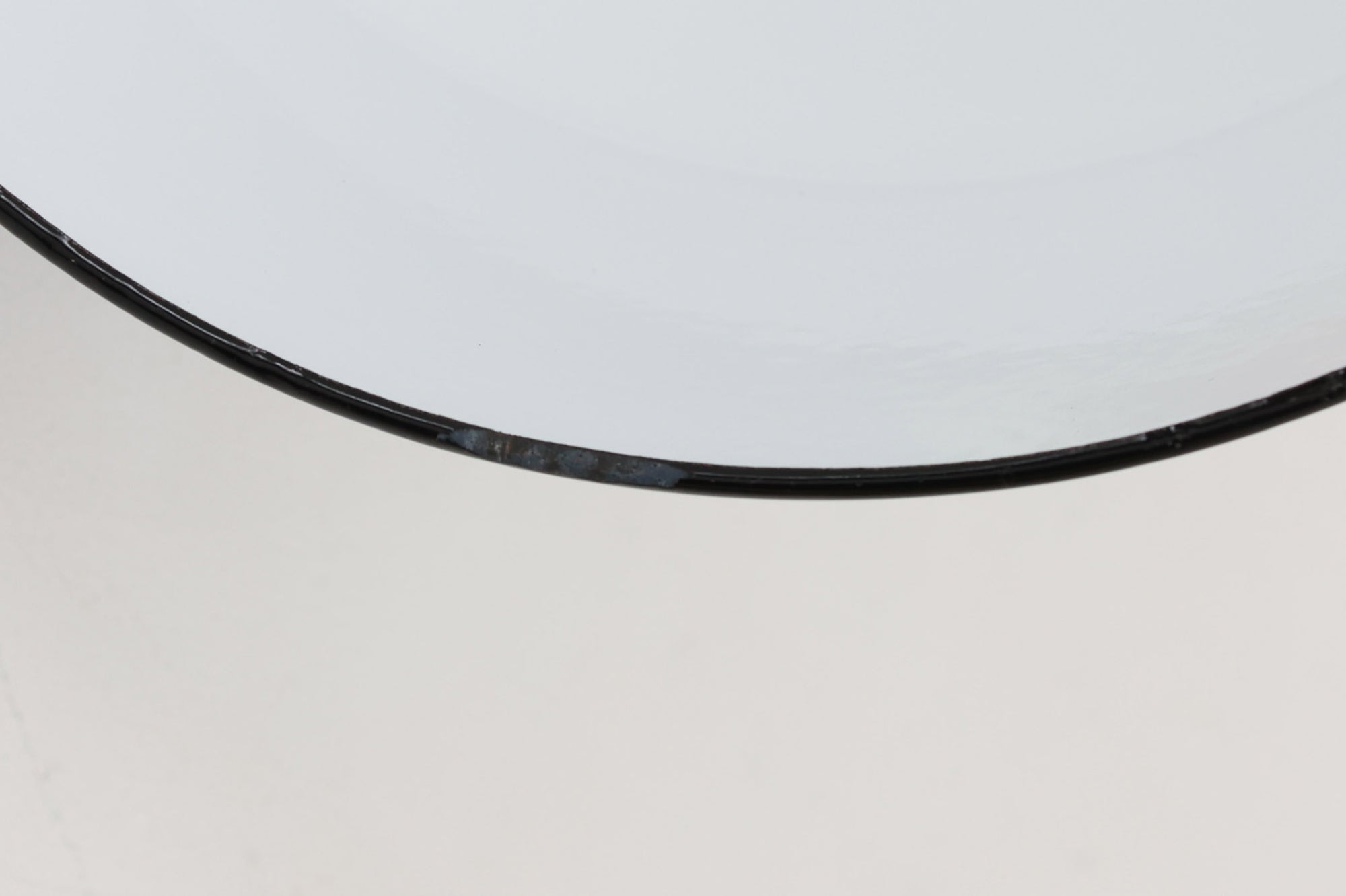 「The work shop lamp」です。Louis Poulsen社の定番ランプ。復刻品はアルミ製ですが、こちらはビンテージ品ならではの琺瑯＆エナメルモデル。艶感が魅力的です。
