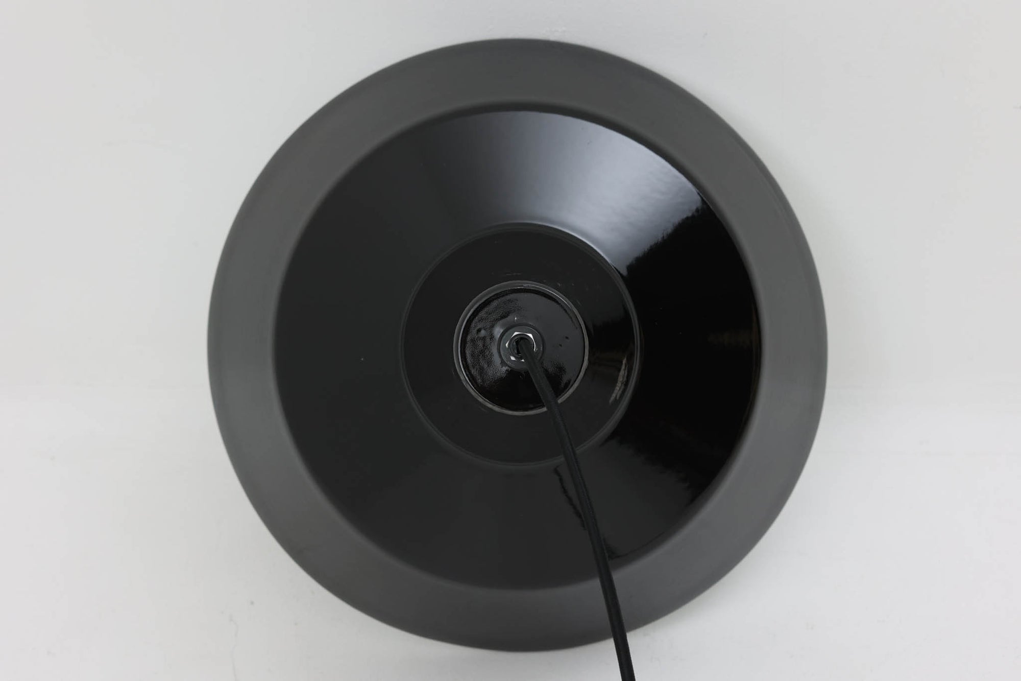 「The work shop lamp」です。Louis Poulsen社の定番ランプ。復刻品はアルミ製ですが、こちらはビンテージ品ならではの琺瑯＆エナメルモデル。艶感が魅力的です。