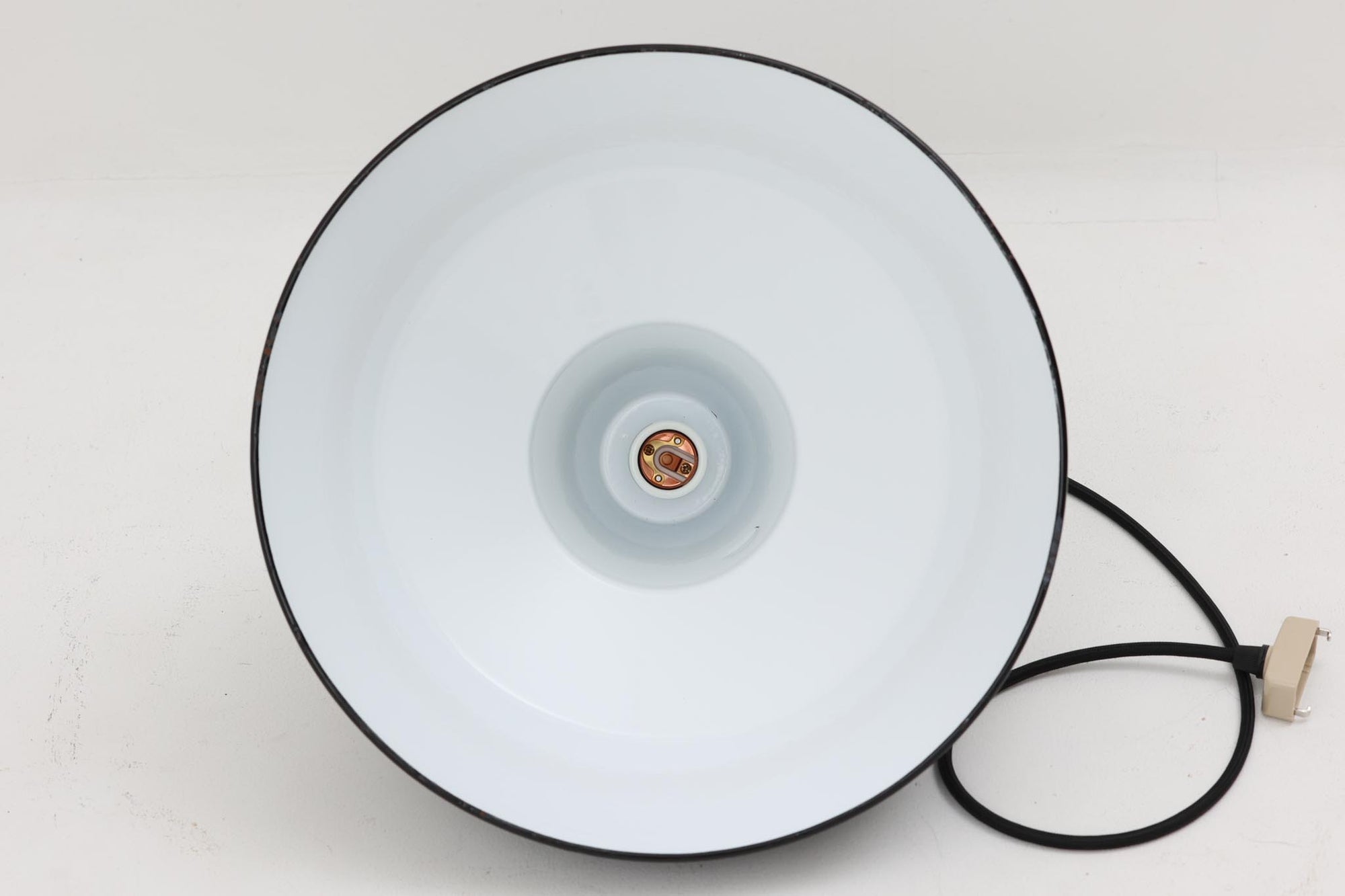 「The work shop lamp」です。Louis Poulsen社の定番ランプ。復刻品はアルミ製ですが、こちらはビンテージ品ならではの琺瑯＆エナメルモデル。艶感が魅力的です。