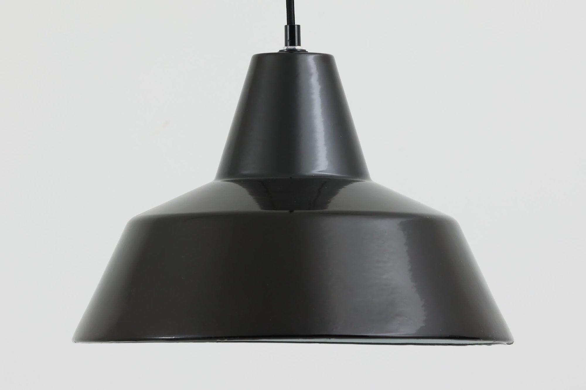 「The work shop lamp」です。Louis Poulsen社の定番ランプ。復刻品はアルミ製ですが、こちらはビンテージ品ならではの琺瑯＆エナメルモデル。艶感が魅力的です。