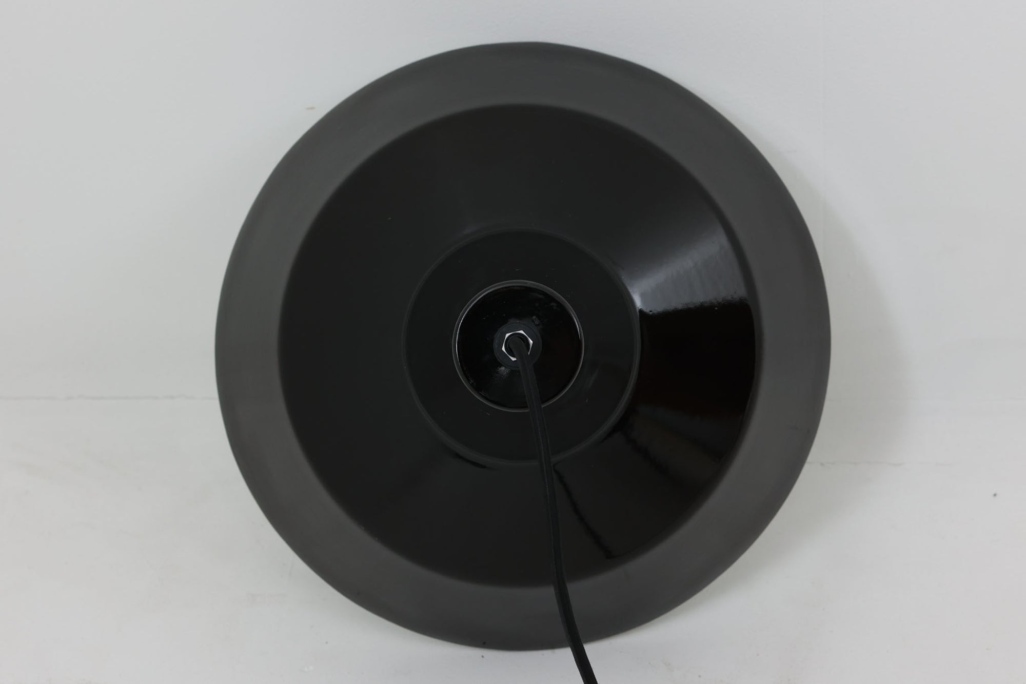 「The work shop lamp」です。Louis Poulsen社の定番ランプ。復刻品はアルミ製ですが、こちらはビンテージ品ならではの琺瑯＆エナメルモデル。艶感が魅力的です。