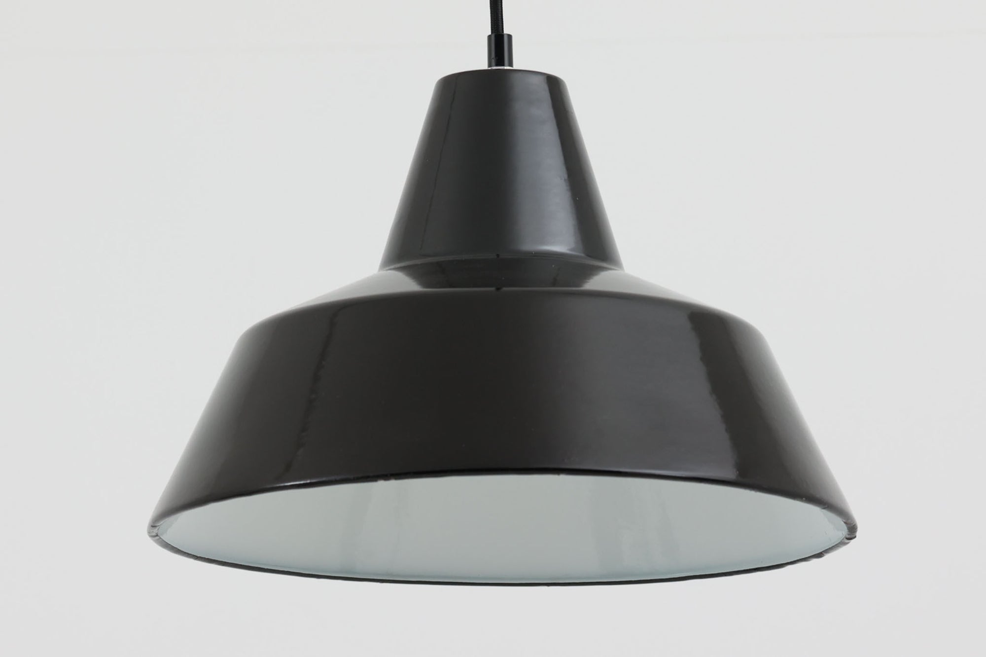 「The work shop lamp」です。Louis Poulsen社の定番ランプ。復刻品はアルミ製ですが、こちらはビンテージ品ならではの琺瑯＆エナメルモデル。艶感が魅力的です。