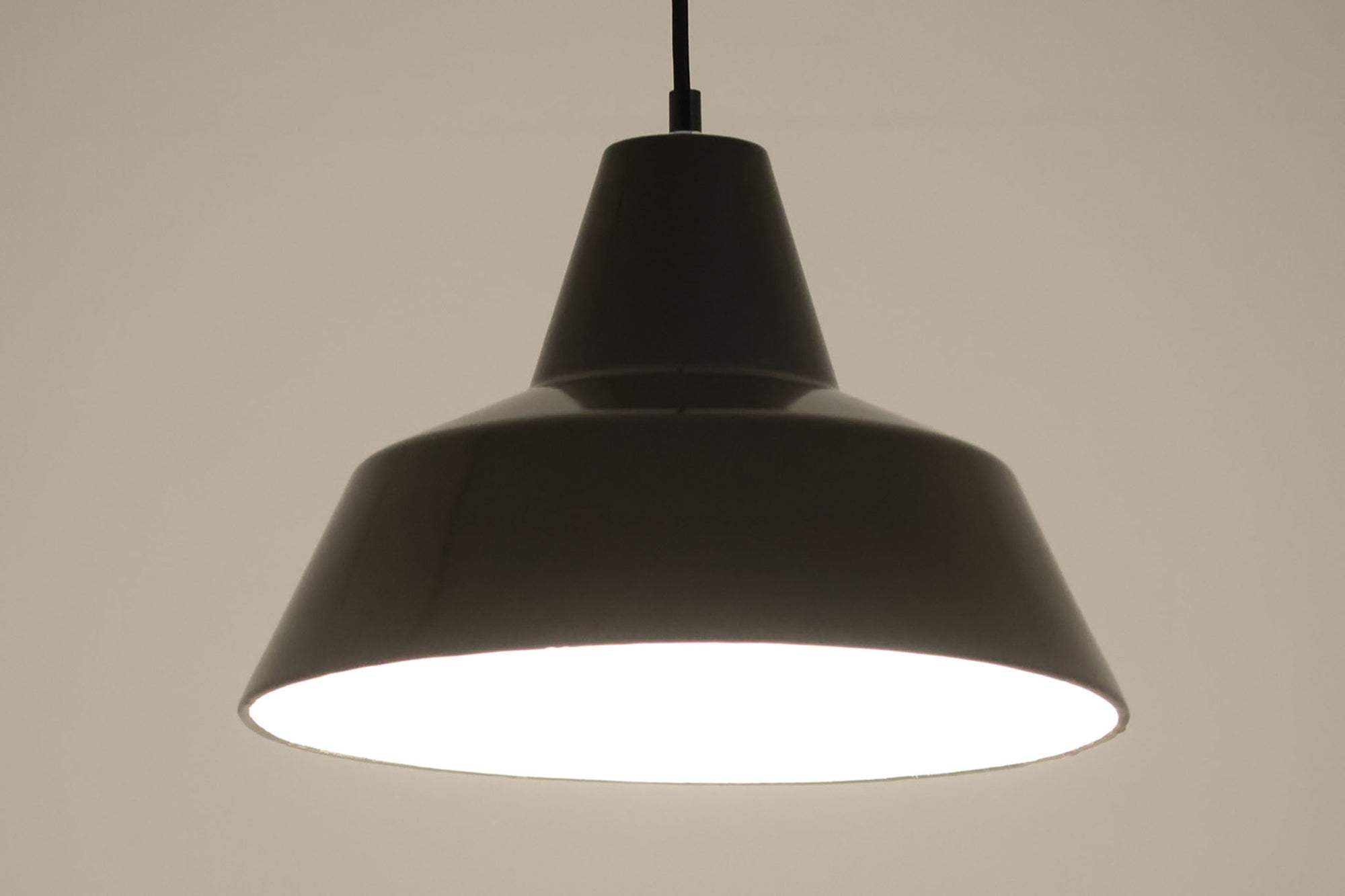 「The work shop lamp」です。Louis Poulsen社の定番ランプ。復刻品はアルミ製ですが、こちらはビンテージ品ならではの琺瑯＆エナメルモデル。艶感が魅力的です。