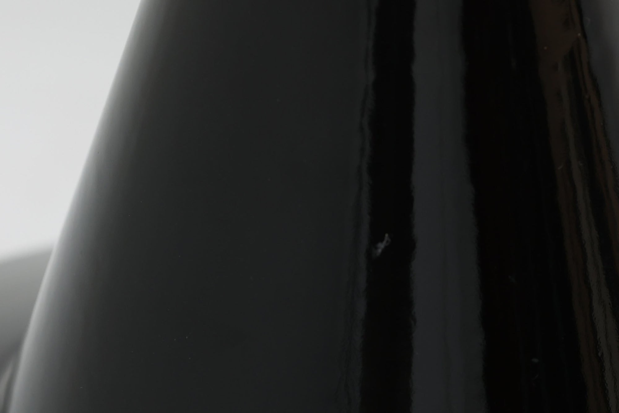 「The work shop lamp」です。Louis Poulsen社の定番ランプ。復刻品はアルミ製ですが、こちらはビンテージ品ならではの琺瑯＆エナメルモデル。艶感が魅力的です。