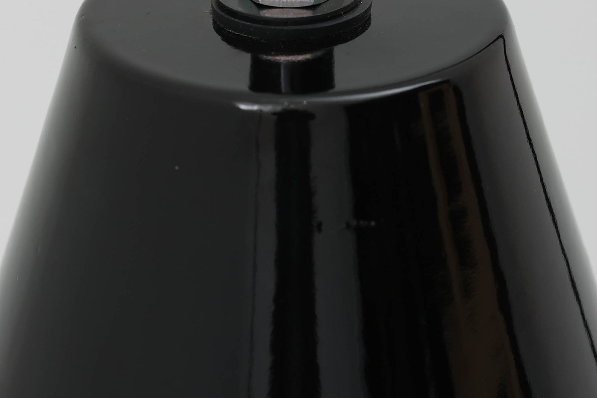 「The work shop lamp」です。Louis Poulsen社の定番ランプ。復刻品はアルミ製ですが、こちらはビンテージ品ならではの琺瑯＆エナメルモデル。艶感が魅力的です。