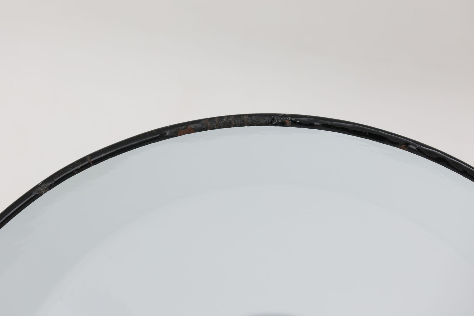 「The work shop lamp」です。Louis Poulsen社の定番ランプ。復刻品はアルミ製ですが、こちらはビンテージ品ならではの琺瑯＆エナメルモデル。艶感が魅力的です。