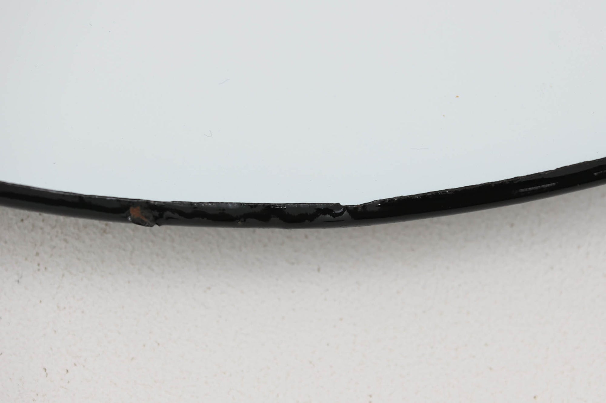 「The work shop lamp」です。Louis Poulsen社の定番ランプ。復刻品はアルミ製ですが、こちらはビンテージ品ならではの琺瑯＆エナメルモデル。艶感が魅力的です。