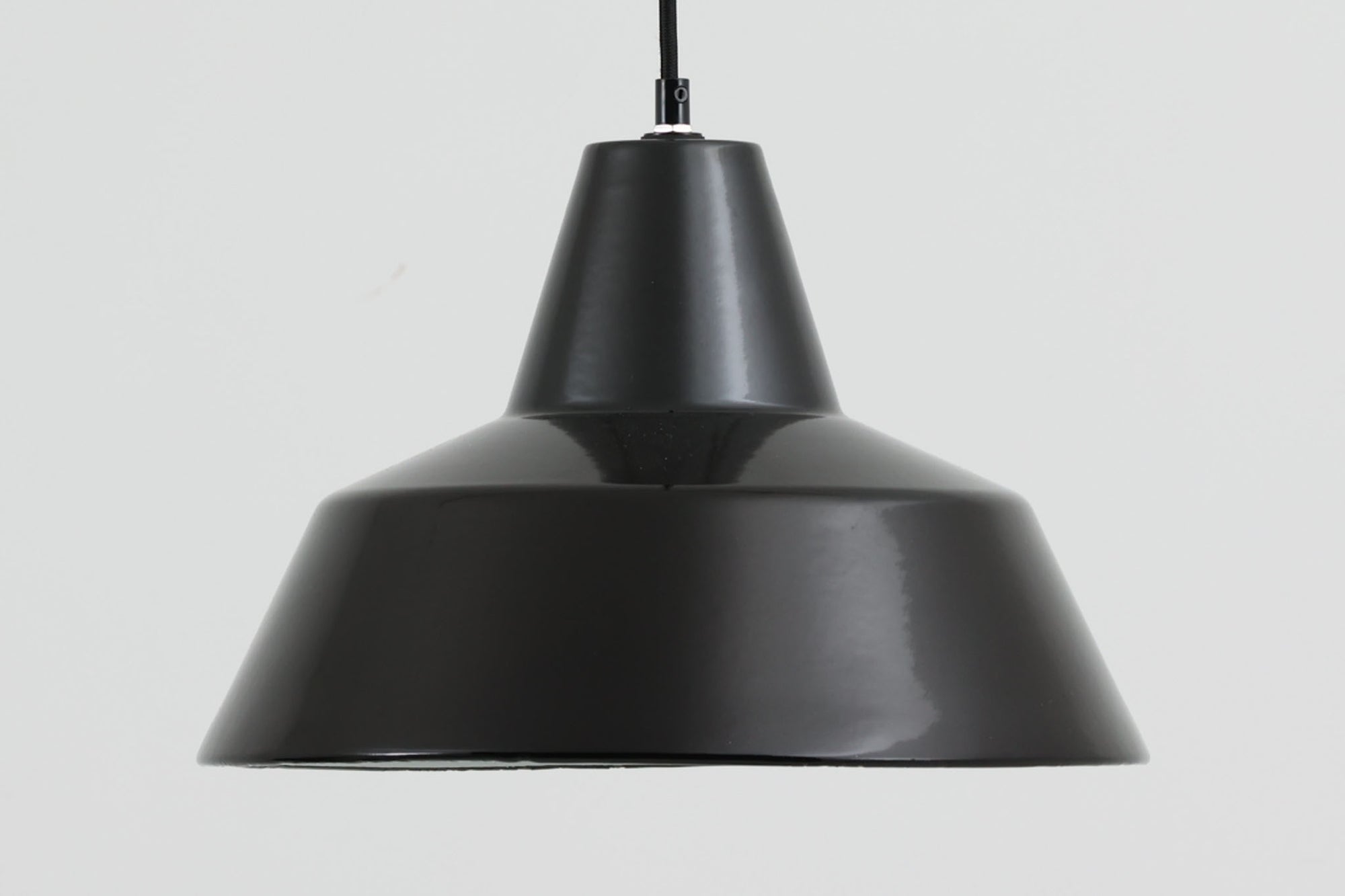 「The work shop lamp」です。Louis Poulsen社の定番ランプ。復刻品はアルミ製ですが、こちらはビンテージ品ならではの琺瑯＆エナメルモデル。艶感が魅力的です。