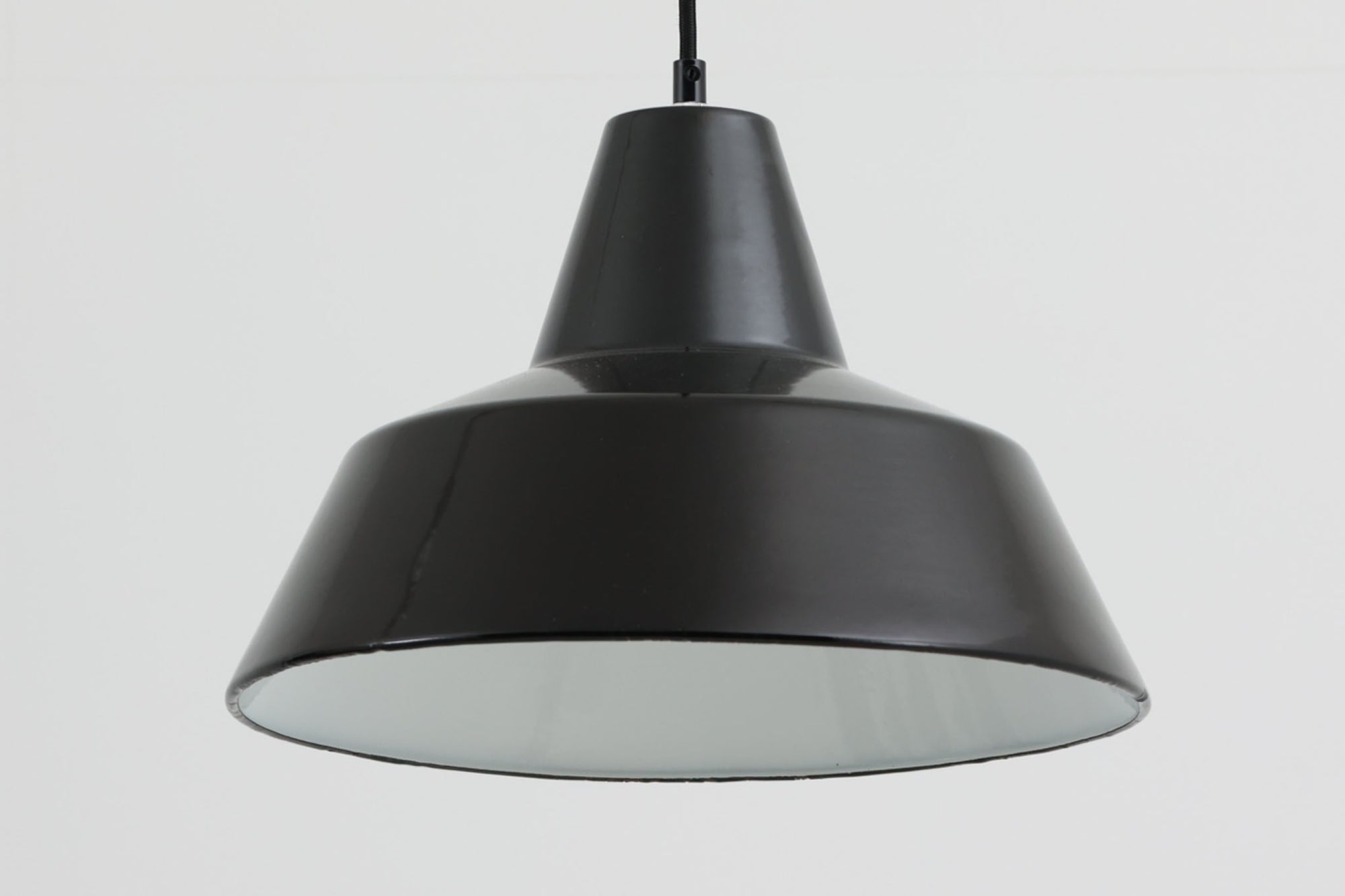 「The work shop lamp」です。Louis Poulsen社の定番ランプ。復刻品はアルミ製ですが、こちらはビンテージ品ならではの琺瑯＆エナメルモデル。艶感が魅力的です。