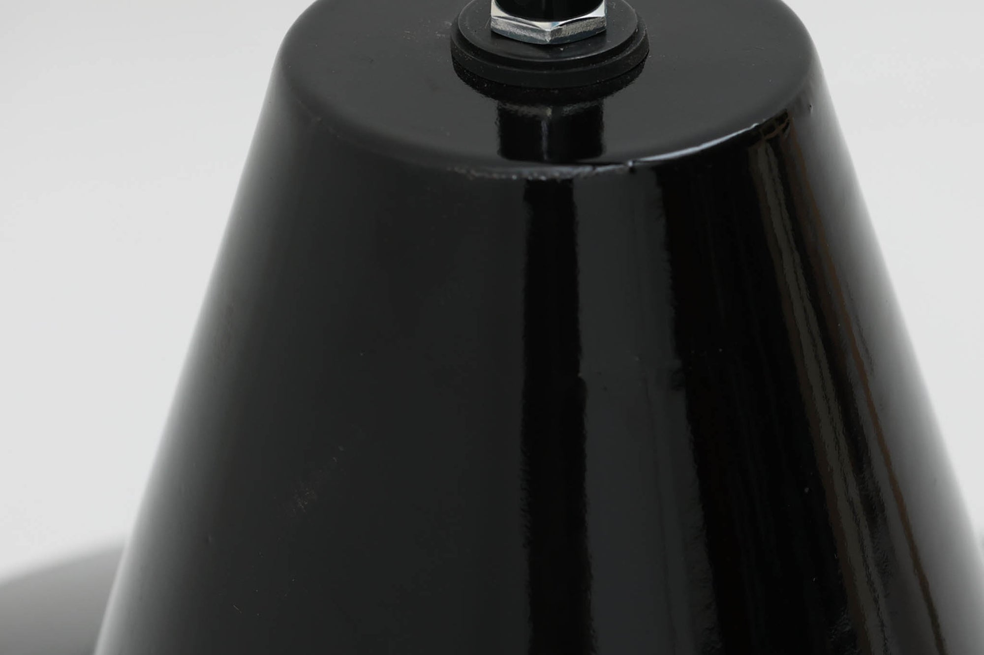 「The work shop lamp」です。Louis Poulsen社の定番ランプ。復刻品はアルミ製ですが、こちらはビンテージ品ならではの琺瑯＆エナメルモデル。艶感が魅力的です。